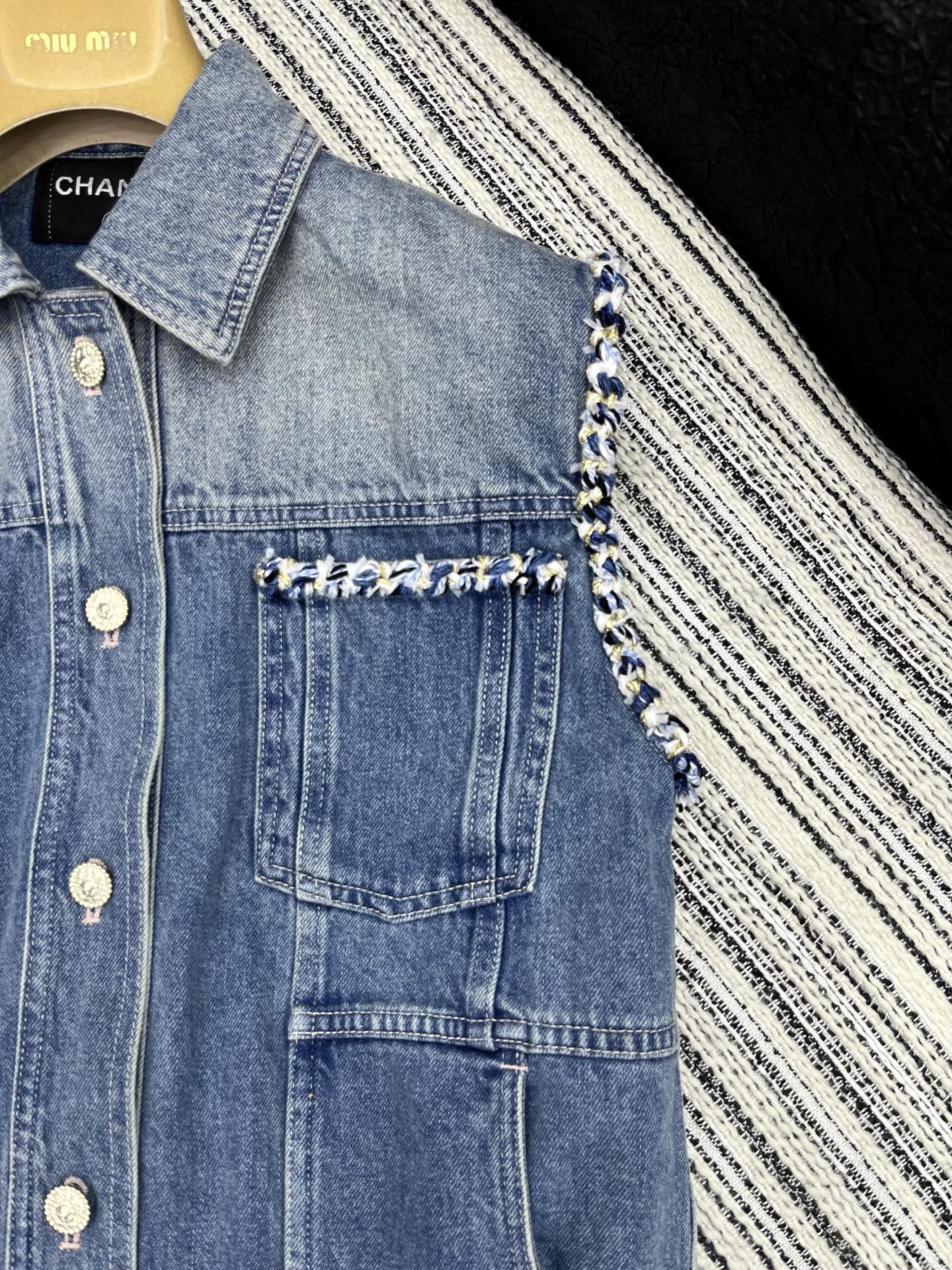 🛒𝐍𝐄𝐖 · 𝟐𝟎𝟐5/爆款现货

【原版定制】 Cha*｜25新款系列牛仔马甲外套

潮版来袭，解锁多