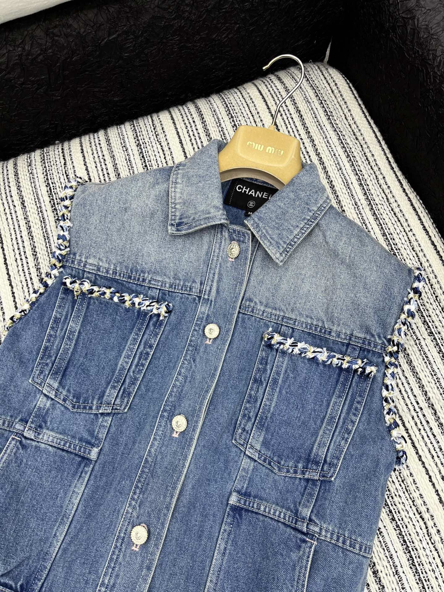 🛒𝐍𝐄𝐖 · 𝟐𝟎𝟐5/爆款现货

【原版定制】 Cha*｜25新款系列牛仔马甲外套

潮版来袭，解锁多
