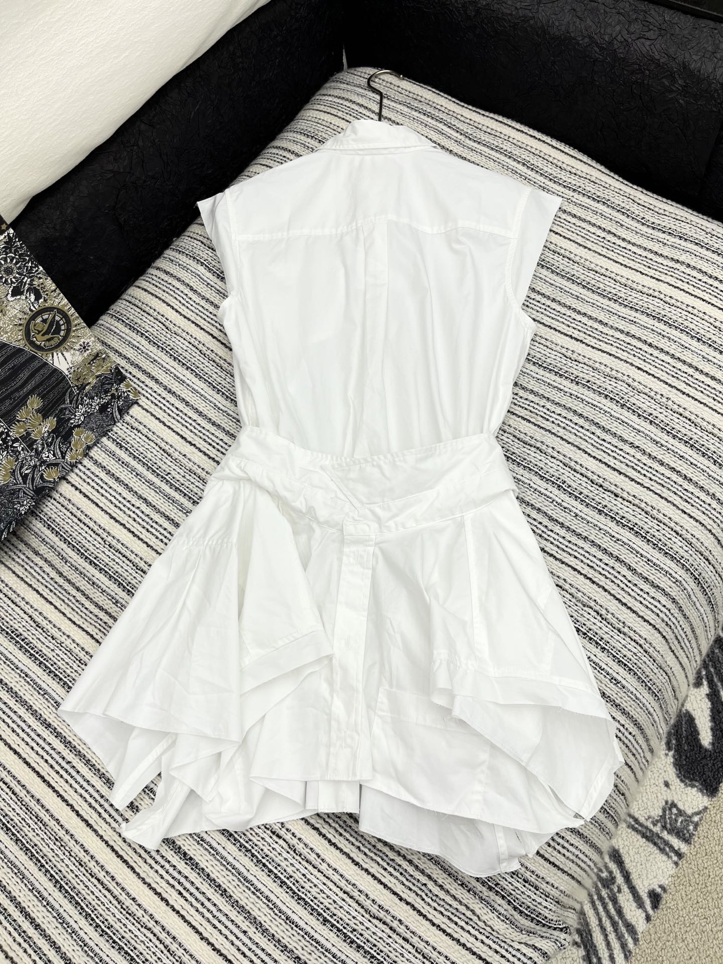 🛒𝐍𝐄𝐖 · 𝟐𝟎𝟐5/爆款现货

原单品质  Alex*｜25新品系列错层收腰衬衫连衣裙
最美的气质女