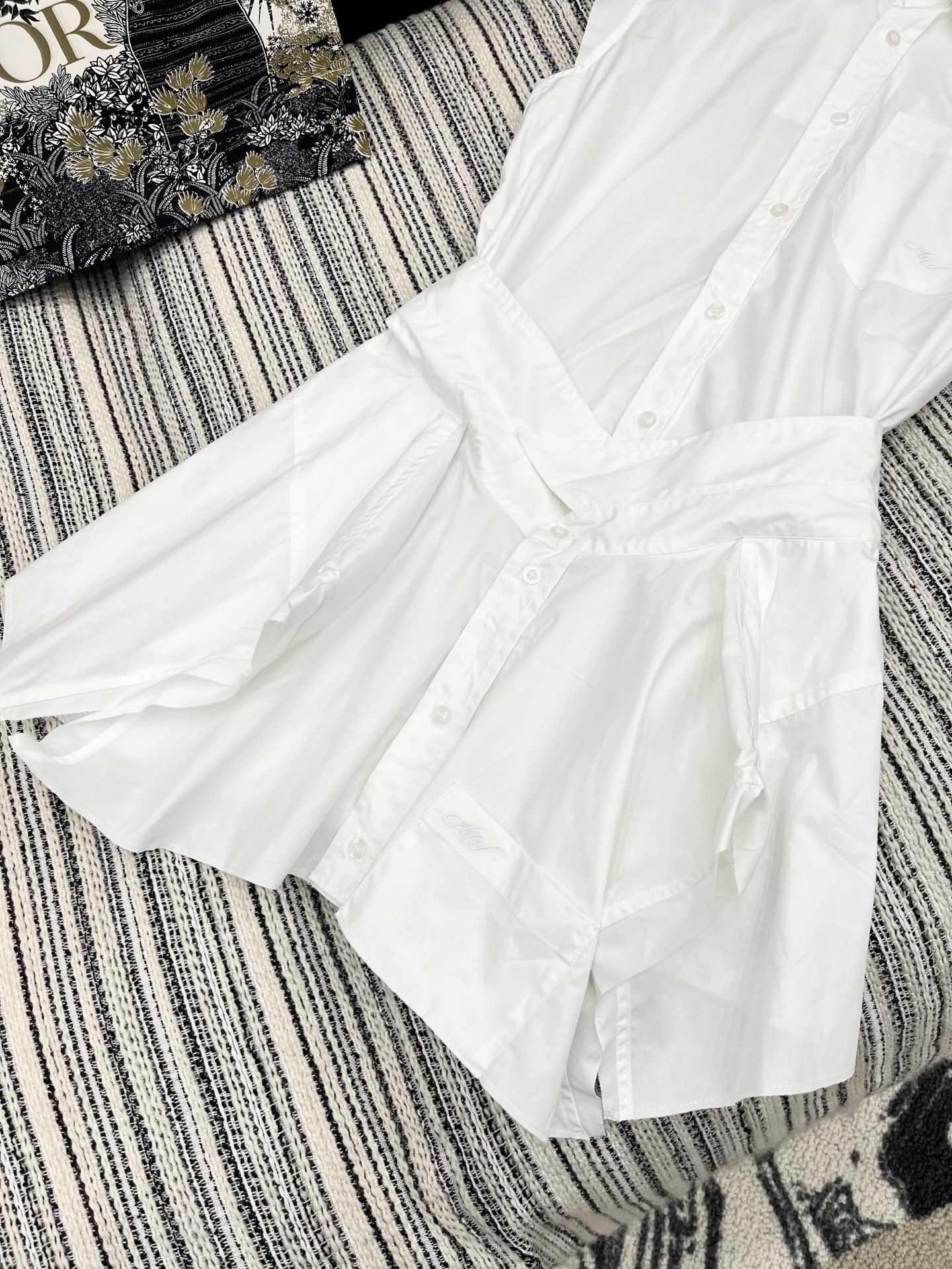 🛒𝐍𝐄𝐖 · 𝟐𝟎𝟐5/爆款现货

原单品质  Alex*｜25新品系列错层收腰衬衫连衣裙
最美的气质女