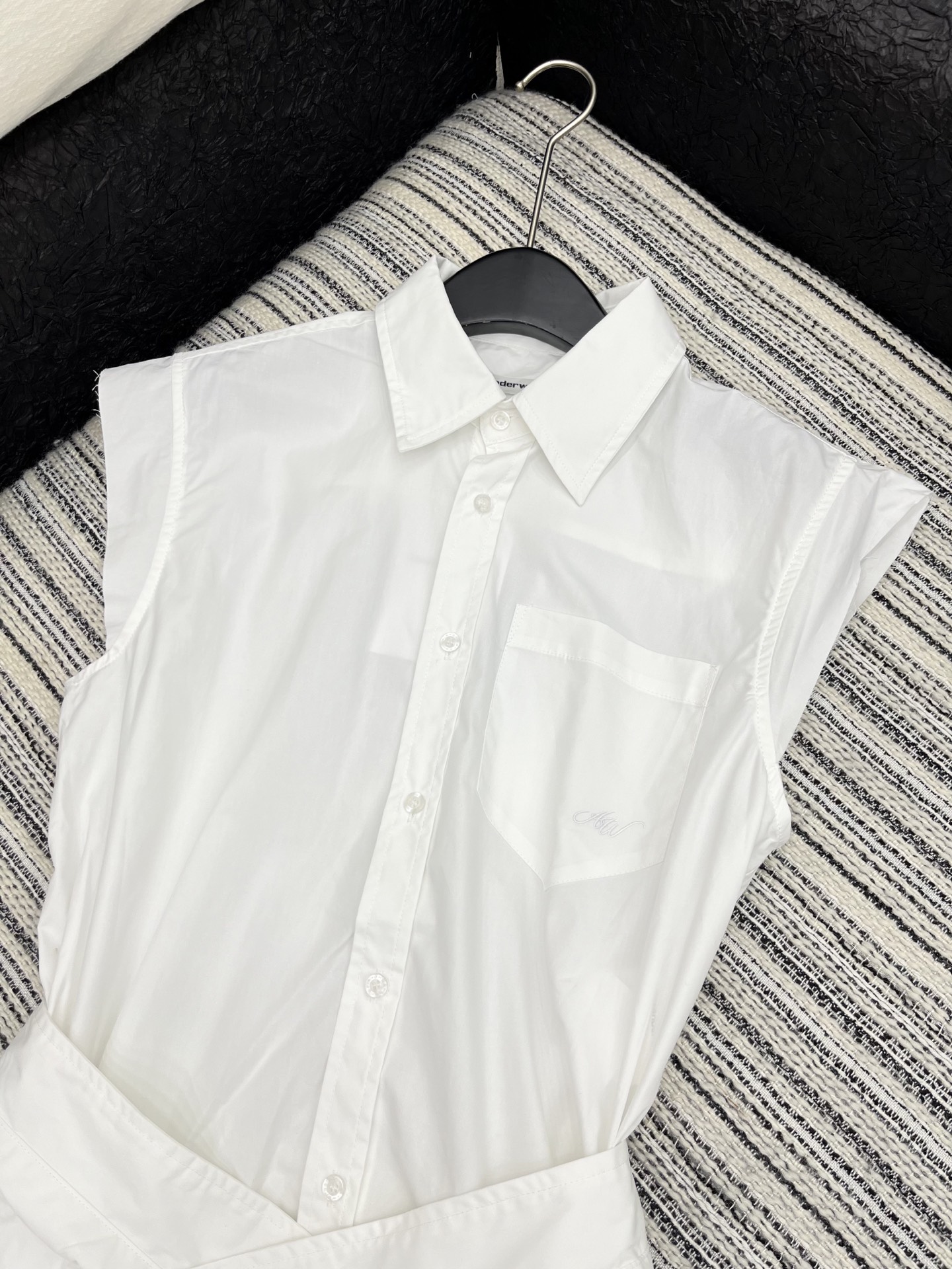 🛒𝐍𝐄𝐖 · 𝟐𝟎𝟐5/爆款现货

原单品质  Alex*｜25新品系列错层收腰衬衫连衣裙
最美的气质女