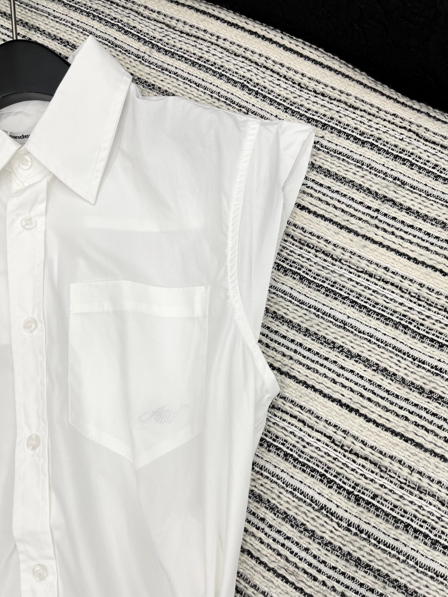 🛒𝐍𝐄𝐖 · 𝟐𝟎𝟐5/爆款现货

原单品质  Alex*｜25新品系列错层收腰衬衫连衣裙
最美的气质女