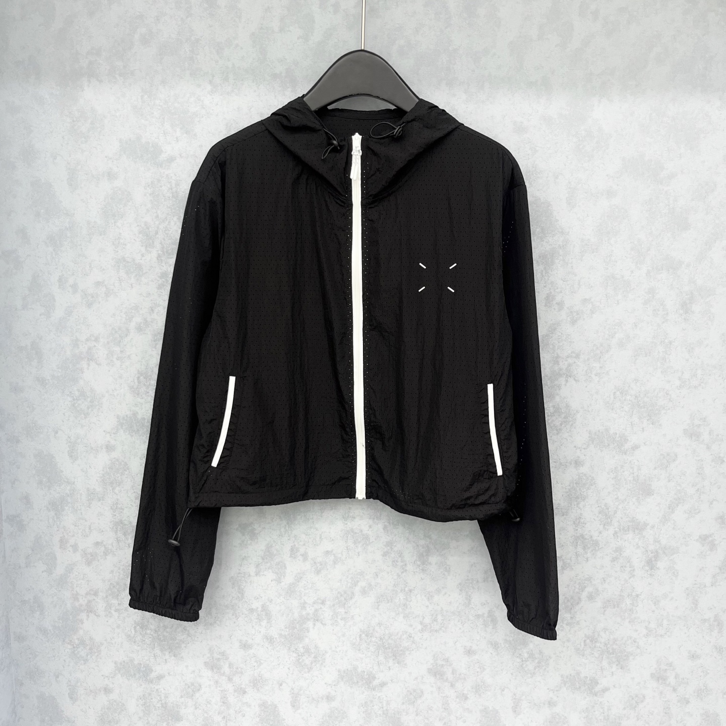 🛒𝐍𝐄𝐖 · 𝟐𝟎𝟐5/爆款现货

原单品质  MM6｜ 25春夏新款防晒外套
透气孔面料  轻盈舒适
