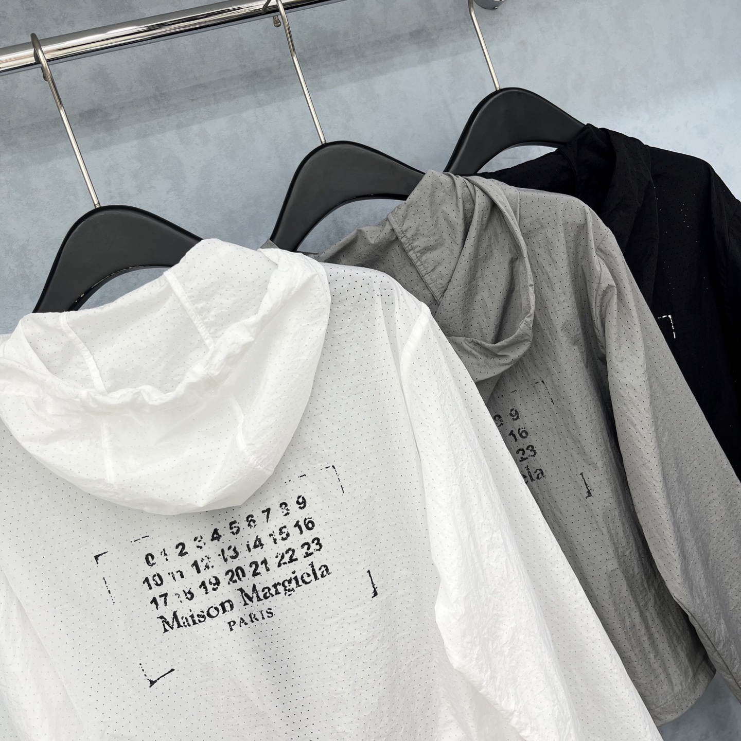 🛒𝐍𝐄𝐖 · 𝟐𝟎𝟐5/爆款现货

原单品质  MM6｜ 25春夏新款防晒外套
透气孔面料  轻盈舒适

