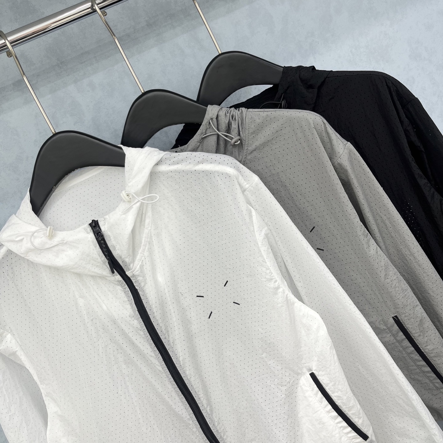 🛒𝐍𝐄𝐖 · 𝟐𝟎𝟐5/爆款现货

原单品质  MM6｜ 25春夏新款防晒外套
透气孔面料  轻盈舒适
