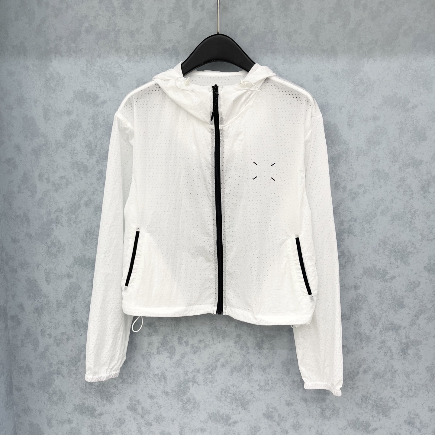 🛒𝐍𝐄𝐖 · 𝟐𝟎𝟐5/爆款现货

原单品质  MM6｜ 25春夏新款防晒外套
透气孔面料  轻盈舒适
