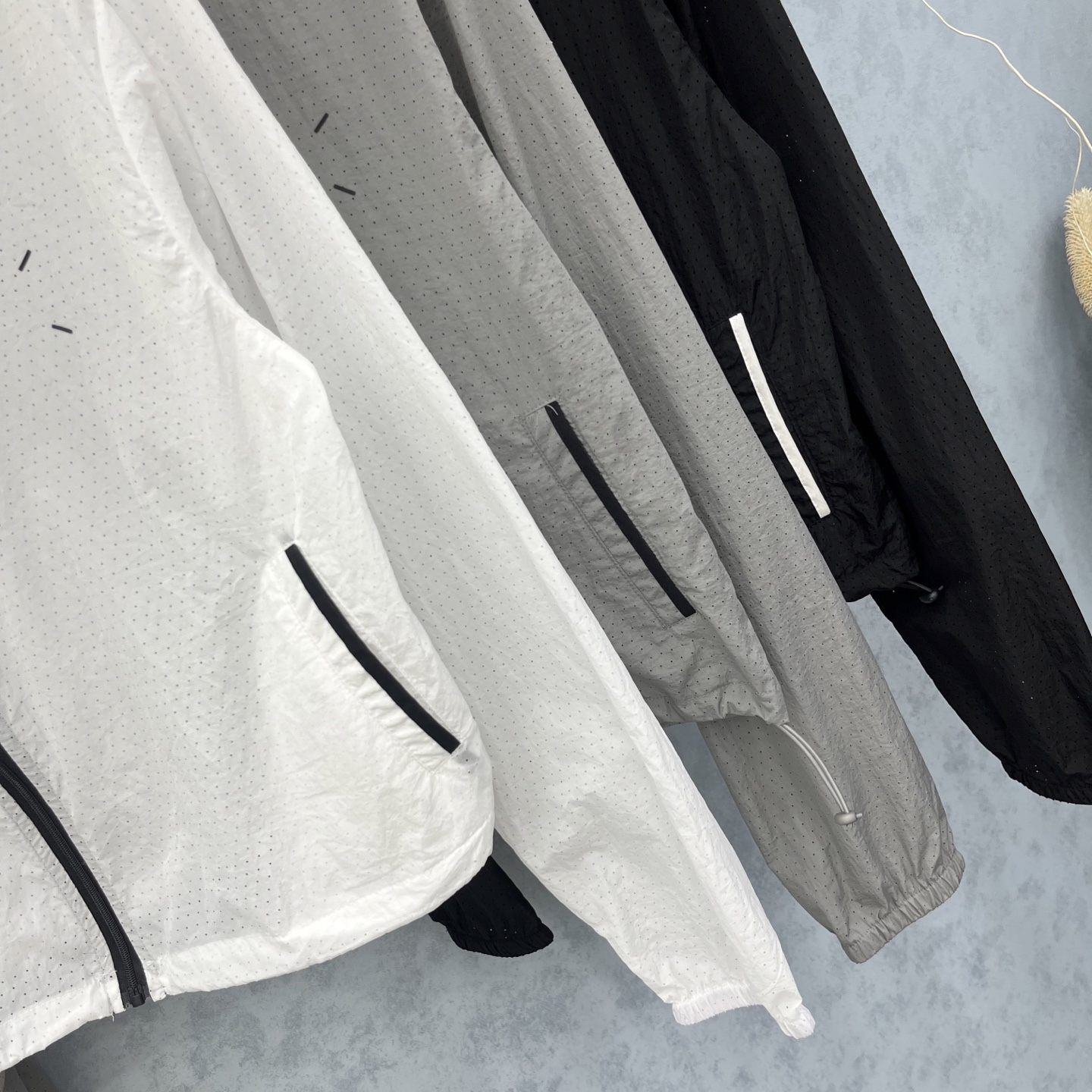 🛒𝐍𝐄𝐖 · 𝟐𝟎𝟐5/爆款现货

原单品质  MM6｜ 25春夏新款防晒外套
透气孔面料  轻盈舒适
