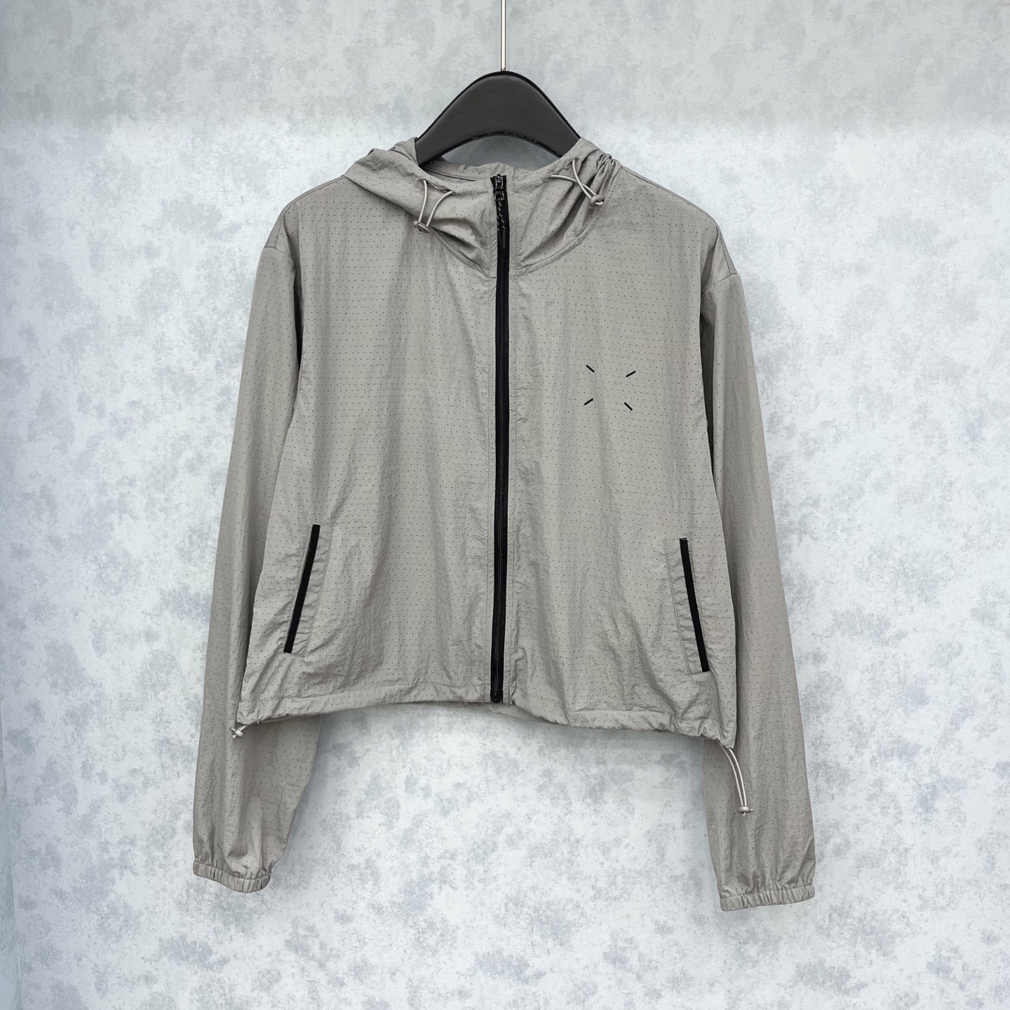 🛒𝐍𝐄𝐖 · 𝟐𝟎𝟐5/爆款现货

原单品质  MM6｜ 25春夏新款防晒外套
透气孔面料  轻盈舒适
