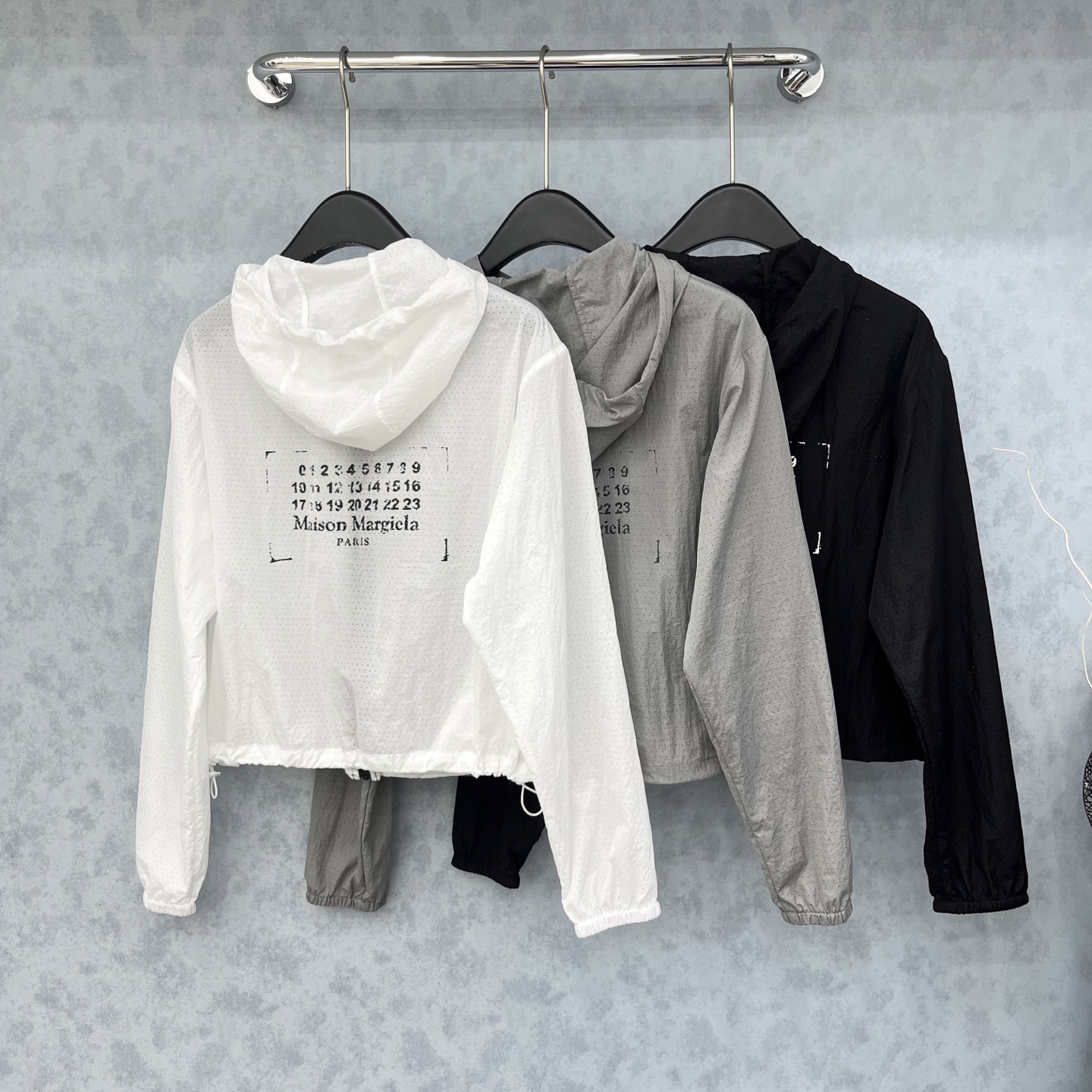 🛒𝐍𝐄𝐖 · 𝟐𝟎𝟐5/爆款现货

原单品质  MM6｜ 25春夏新款防晒外套
透气孔面料  轻盈舒适
