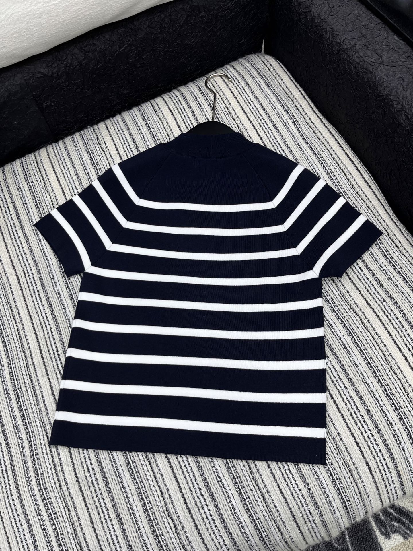 🛒𝐍𝐄𝐖 · 𝟐𝟎𝟐5/爆款现货

原单品质  Miu Mi*｜ 2025早秋新款撞色立领短袖针织衫
这