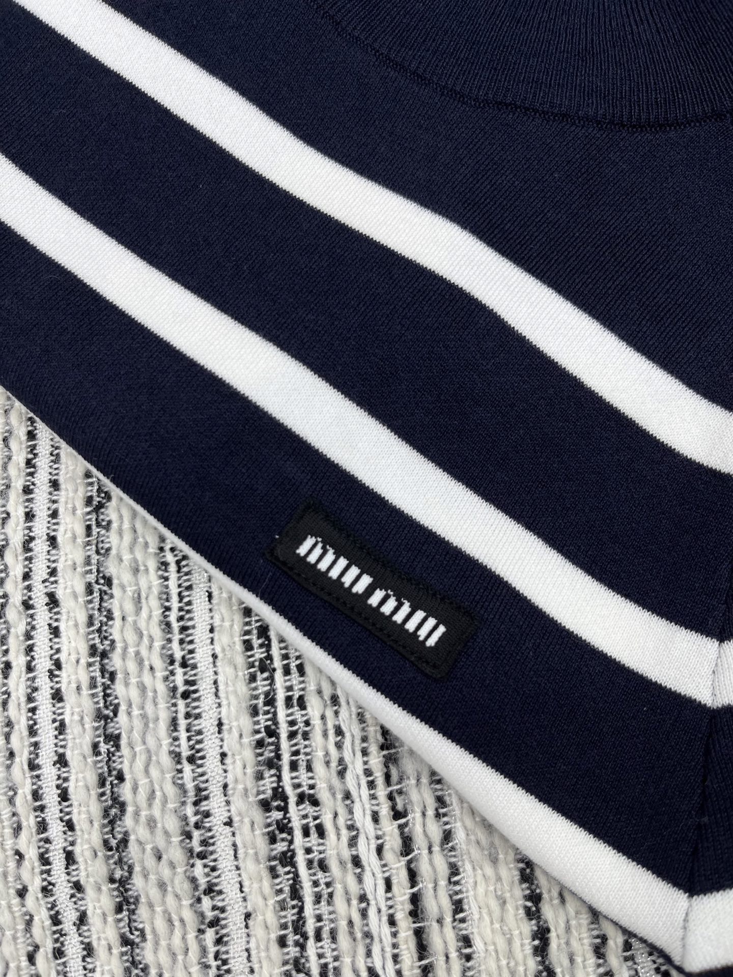 🛒𝐍𝐄𝐖 · 𝟐𝟎𝟐5/爆款现货

原单品质  Miu Mi*｜ 2025早秋新款撞色立领短袖针织衫
这