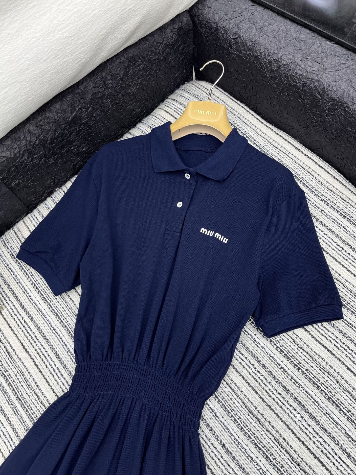 🛒𝐍𝐄𝐖 · 𝟐𝟎𝟐5/爆款现货

【原版定制】   Miu Mi*｜25新款气质收腰短袖polo连衣裙