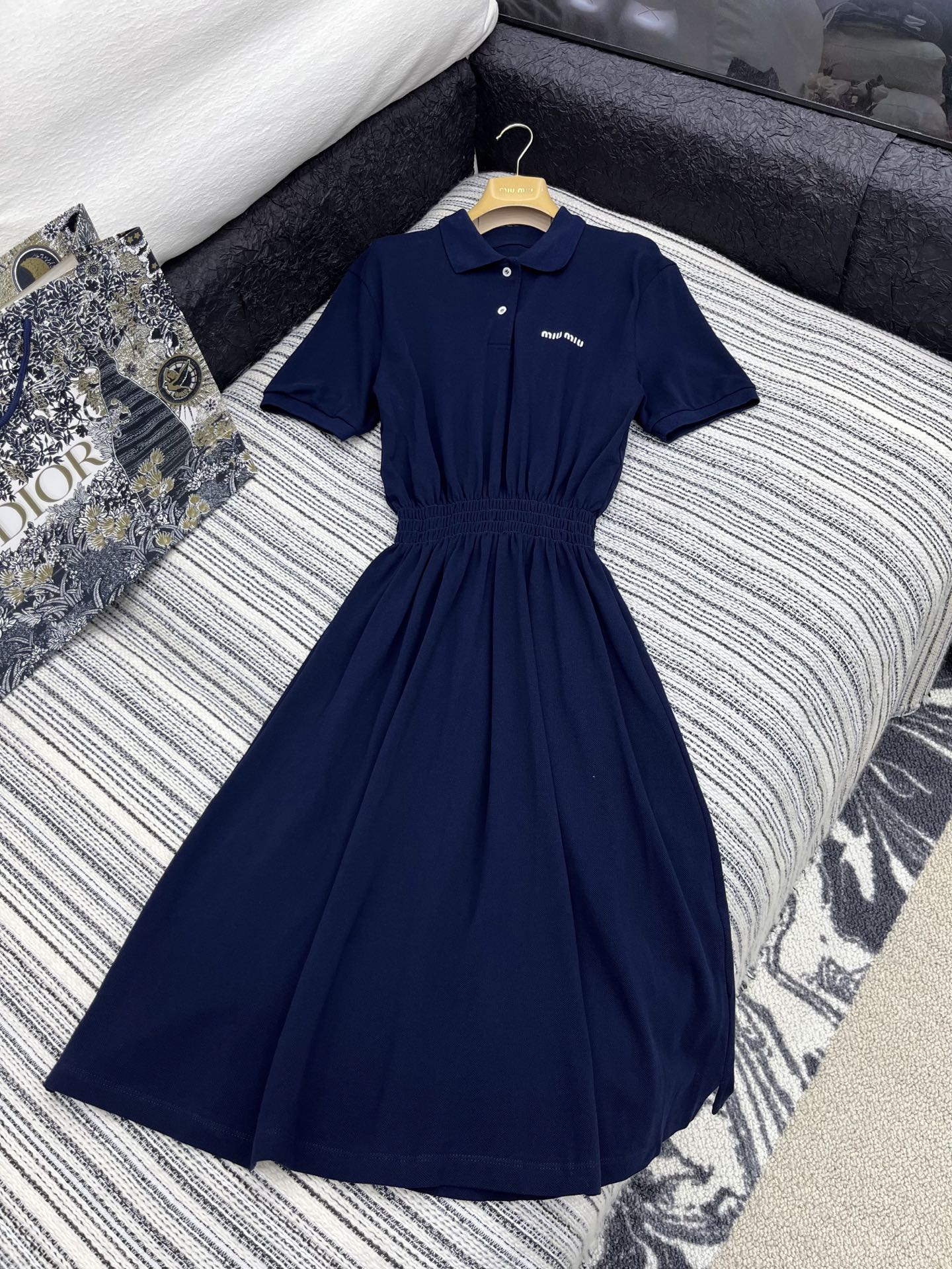 🛒𝐍𝐄𝐖 · 𝟐𝟎𝟐5/爆款现货

【原版定制】   Miu Mi*｜25新款气质收腰短袖polo连衣裙