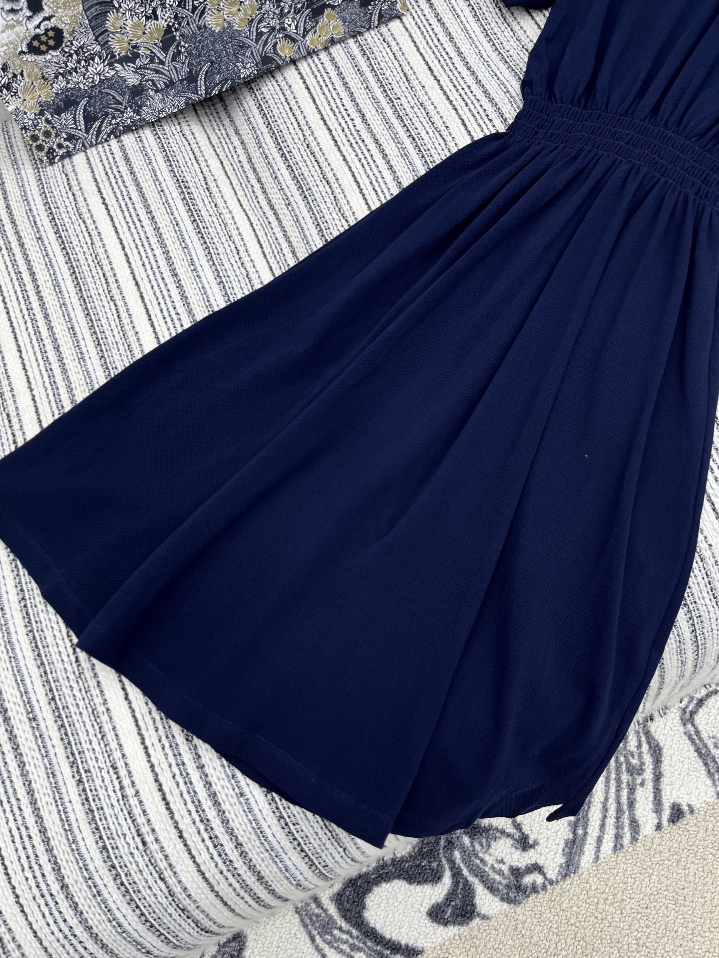 🛒𝐍𝐄𝐖 · 𝟐𝟎𝟐5/爆款现货

【原版定制】   Miu Mi*｜25新款气质收腰短袖polo连衣裙