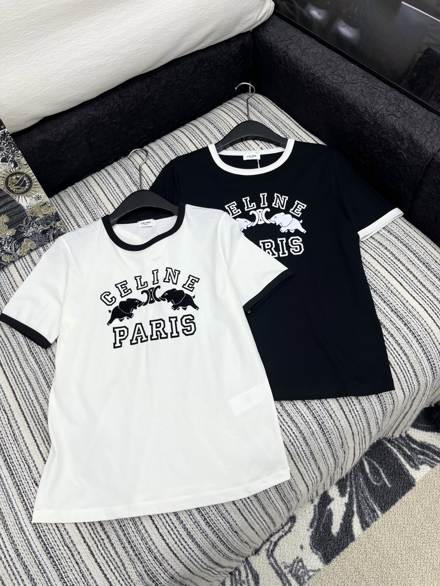 🛒𝐍𝐄𝐖 · 𝟐𝟎𝟐5/爆款现货

原单品质  Celin*｜25新品撞色植绒短袖T恤
精致版型上身巨显