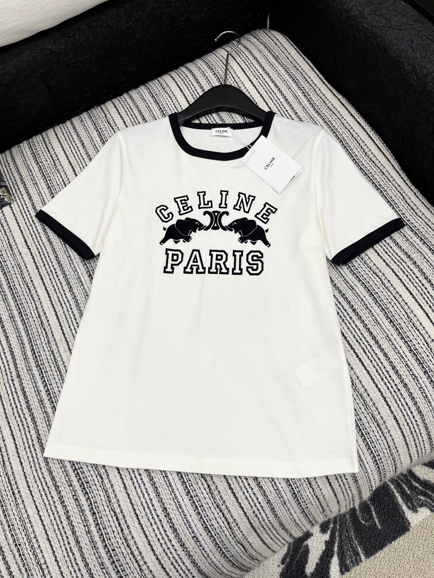 🛒𝐍𝐄𝐖 · 𝟐𝟎𝟐5/爆款现货

原单品质  Celin*｜25新品撞色植绒短袖T恤
精致版型上身巨显