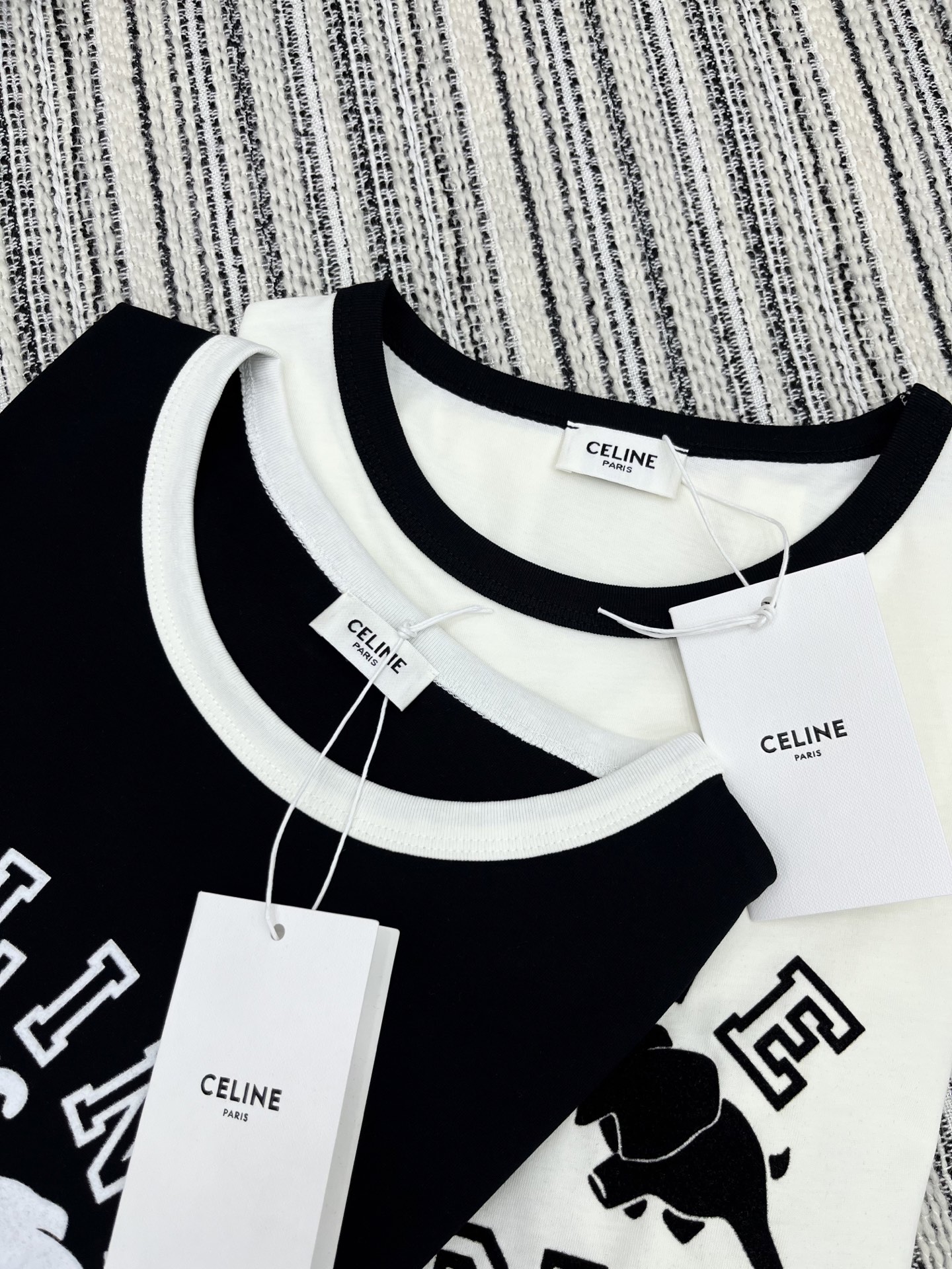 🛒𝐍𝐄𝐖 · 𝟐𝟎𝟐5/爆款现货

原单品质  Celin*｜25新品撞色植绒短袖T恤
精致版型上身巨显