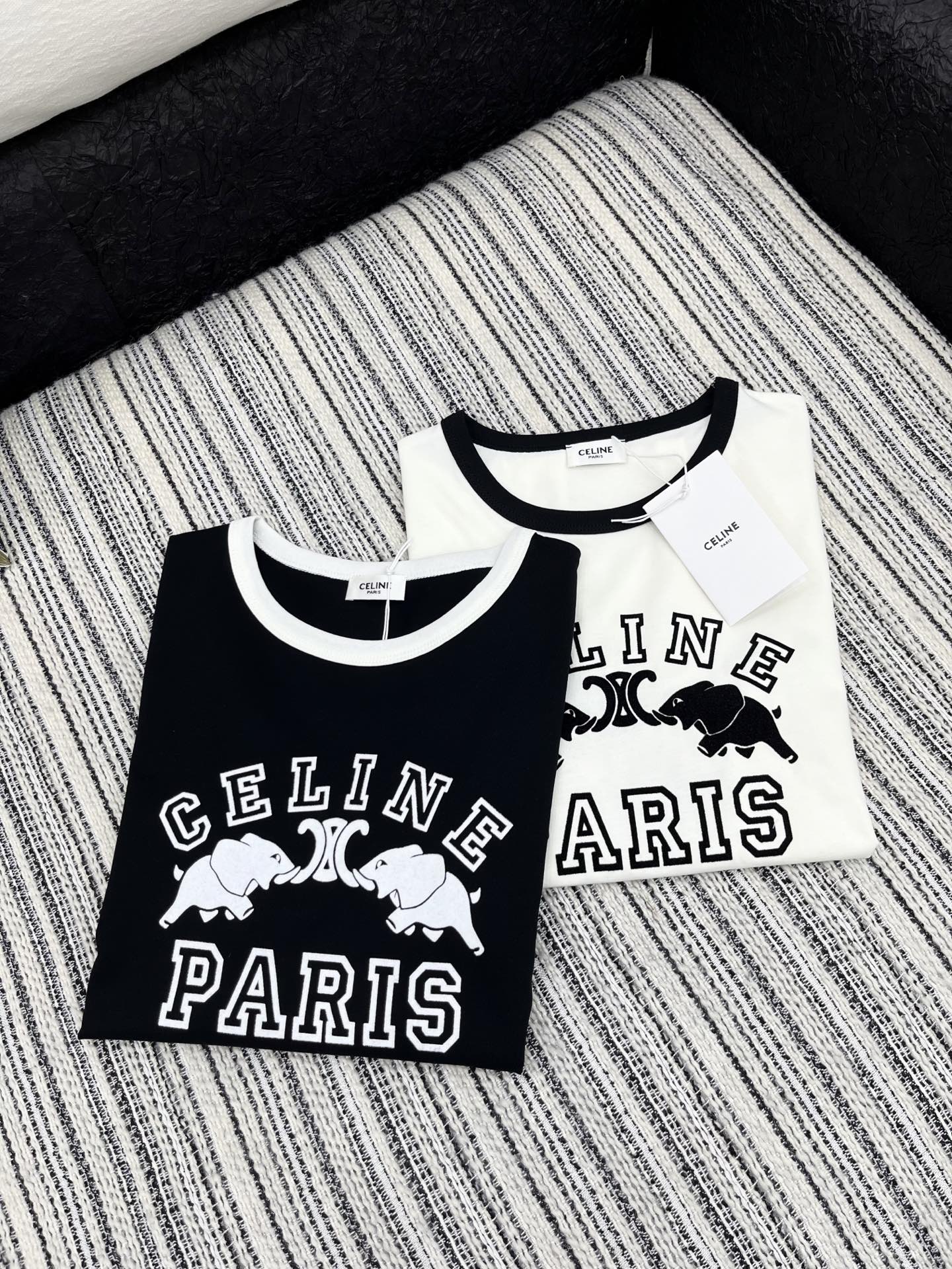 🛒𝐍𝐄𝐖 · 𝟐𝟎𝟐5/爆款现货

原单品质  Celin*｜25新品撞色植绒短袖T恤
精致版型上身巨显