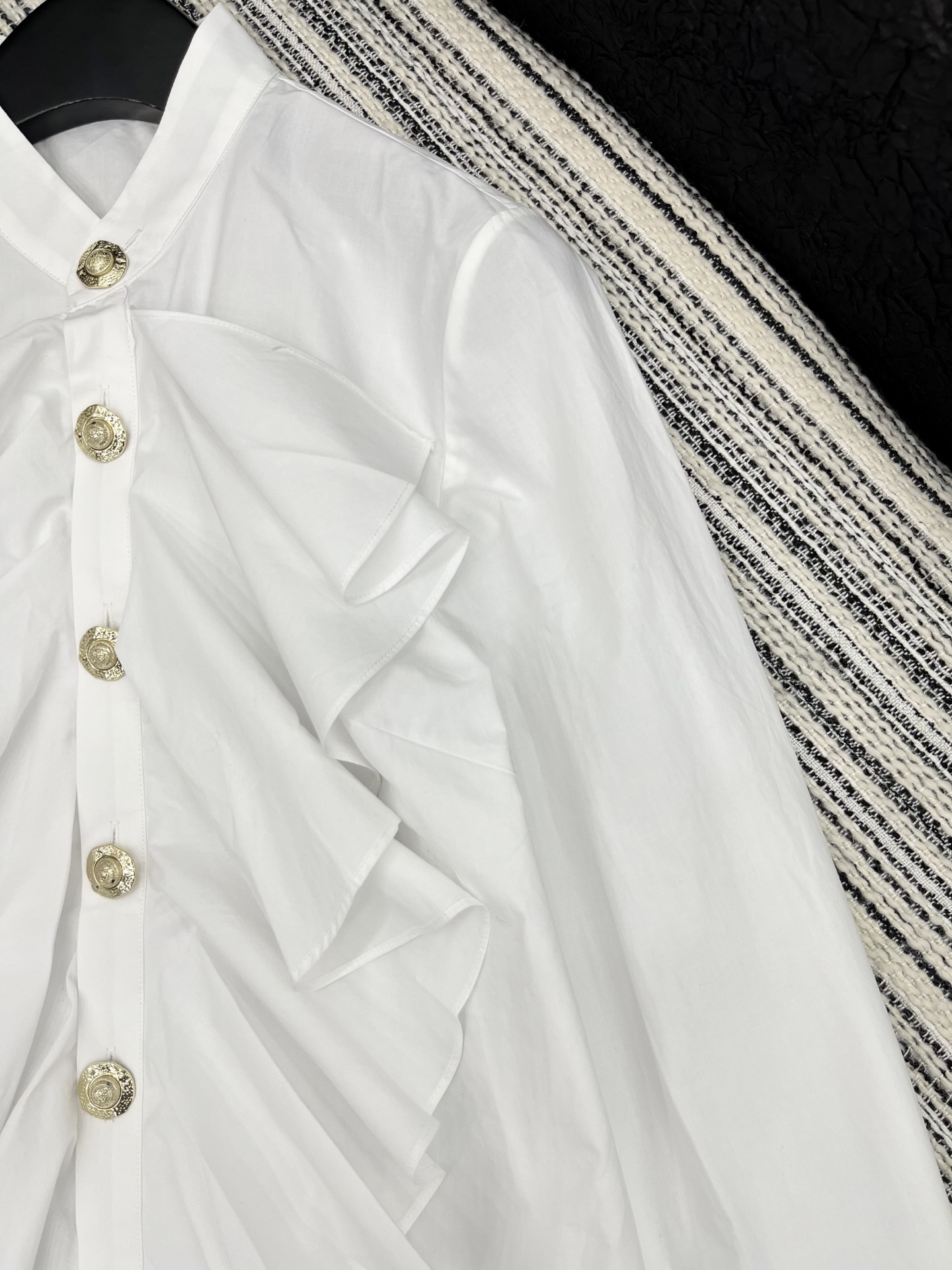 🛒𝐍𝐄𝐖 · 𝟐𝟎𝟐5/爆款现货

原单品质  小众｜2025新品纯色花边皱褶衬衫
定制YB材质 金色撞