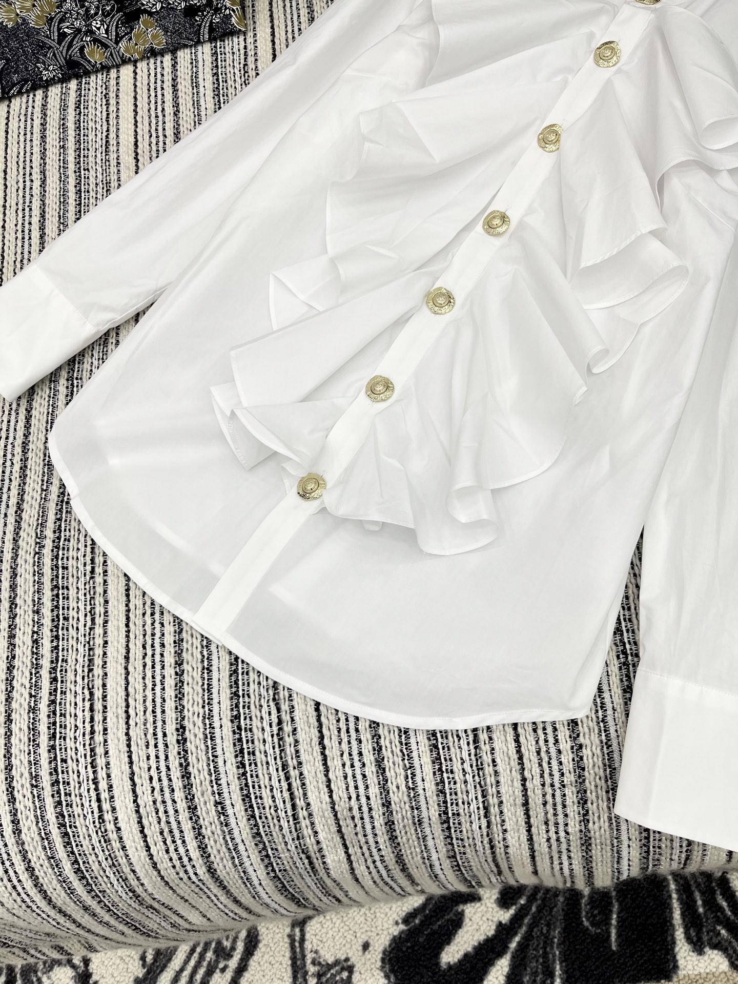 🛒𝐍𝐄𝐖 · 𝟐𝟎𝟐5/爆款现货

原单品质  小众｜2025新品纯色花边皱褶衬衫
定制YB材质 金色撞