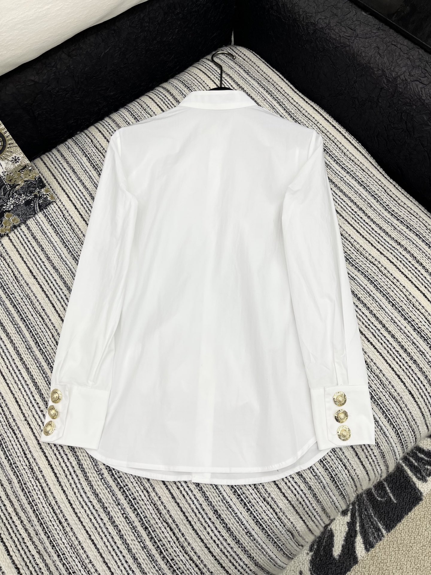 🛒𝐍𝐄𝐖 · 𝟐𝟎𝟐5/爆款现货

原单品质  小众｜2025新品纯色花边皱褶衬衫
定制YB材质 金色撞