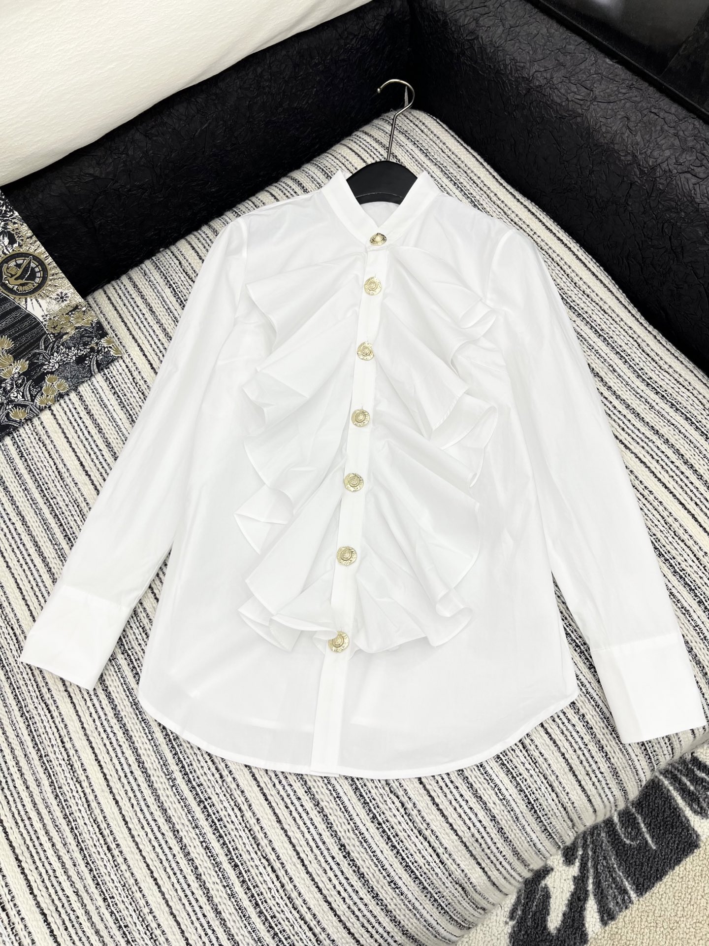 🛒𝐍𝐄𝐖 · 𝟐𝟎𝟐5/爆款现货

原单品质  小众｜2025新品纯色花边皱褶衬衫
定制YB材质 金色撞