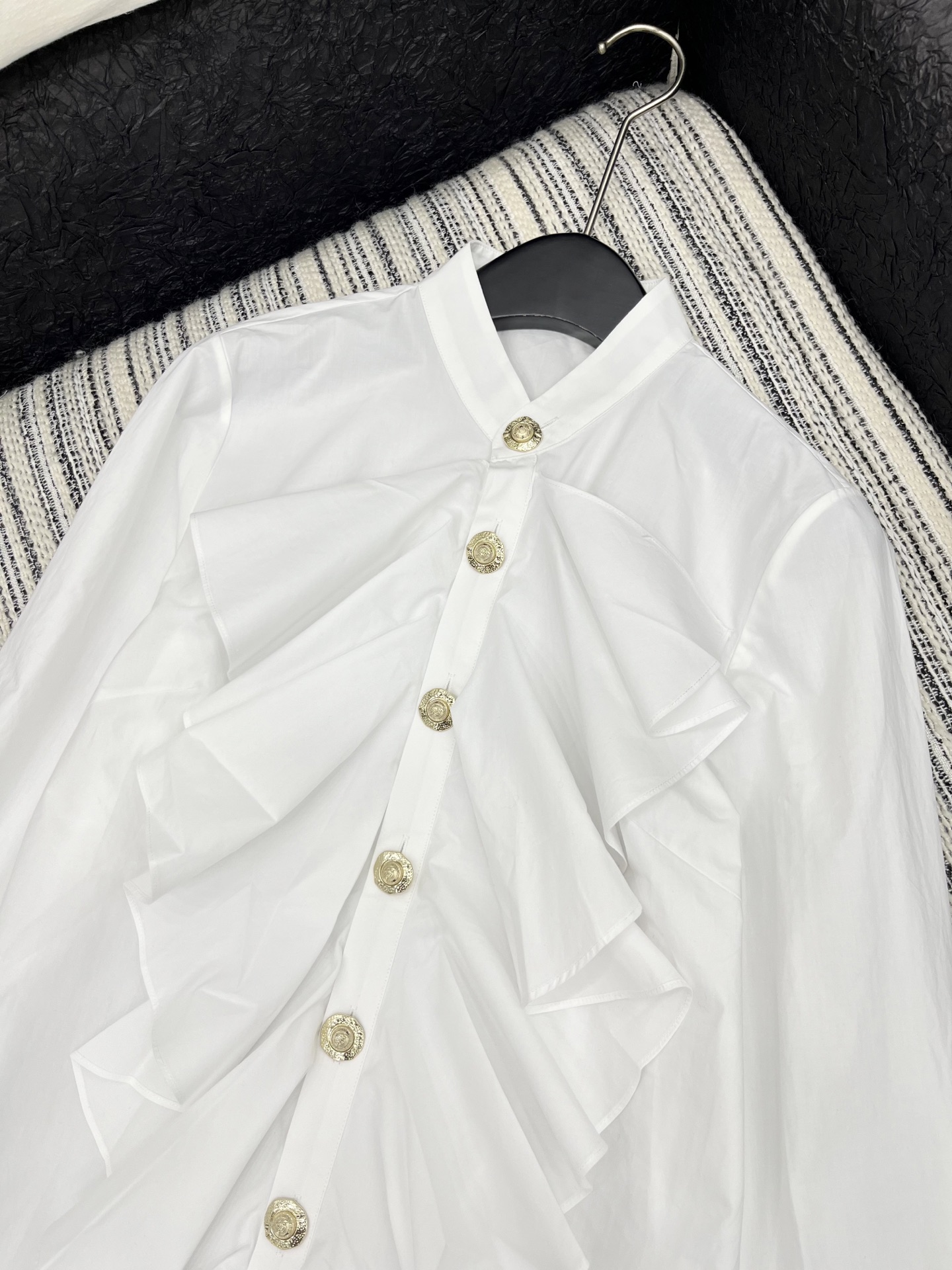 🛒𝐍𝐄𝐖 · 𝟐𝟎𝟐5/爆款现货

原单品质  小众｜2025新品纯色花边皱褶衬衫
定制YB材质 金色撞