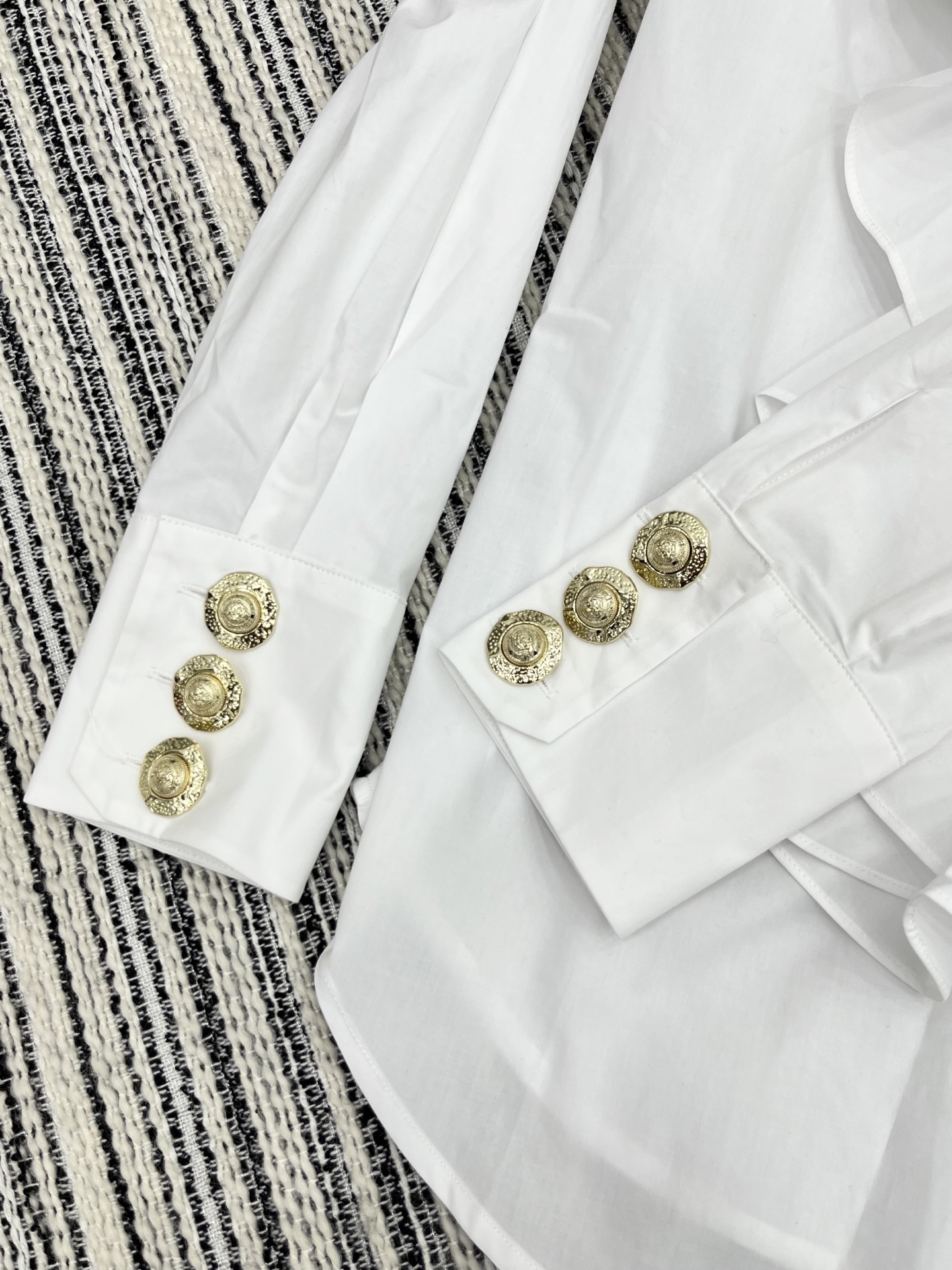 🛒𝐍𝐄𝐖 · 𝟐𝟎𝟐5/爆款现货

原单品质  小众｜2025新品纯色花边皱褶衬衫
定制YB材质 金色撞