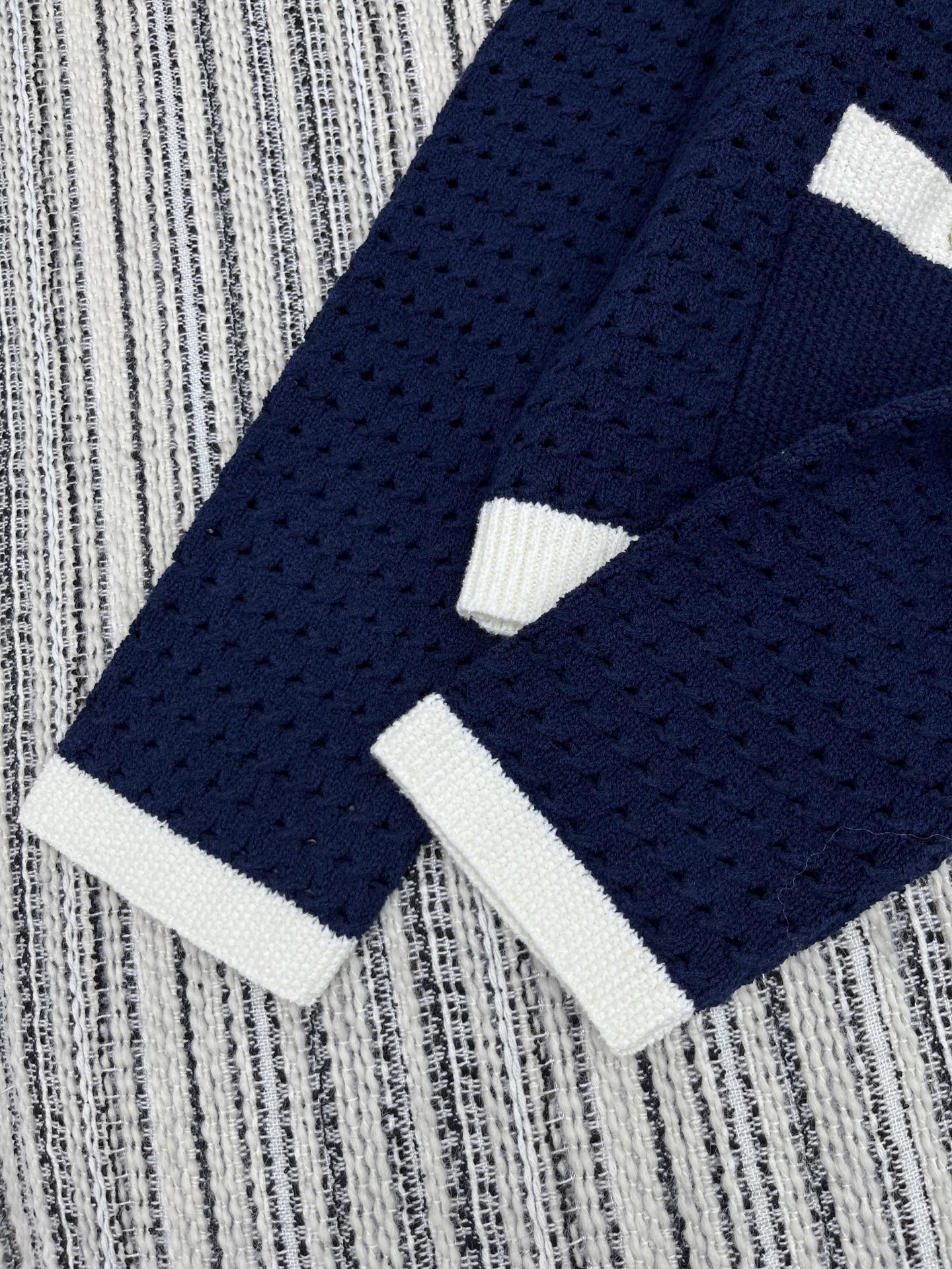 🛒𝐍𝐄𝐖 · 𝟐𝟎𝟐5/爆款现货

原单品质  Guc *｜25新品撞色网格针织开衫
颜色正  精致常规