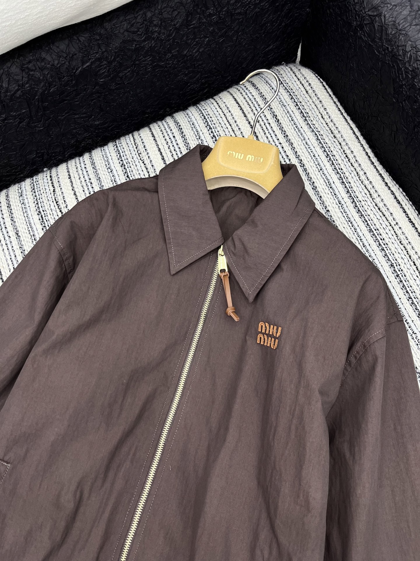 🛒𝐍𝐄𝐖 · 𝟐𝟎𝟐5/爆款现货

【原版定制】Miu Mi*｜25新款翻领拉链外套 系列款
颜色百搭高