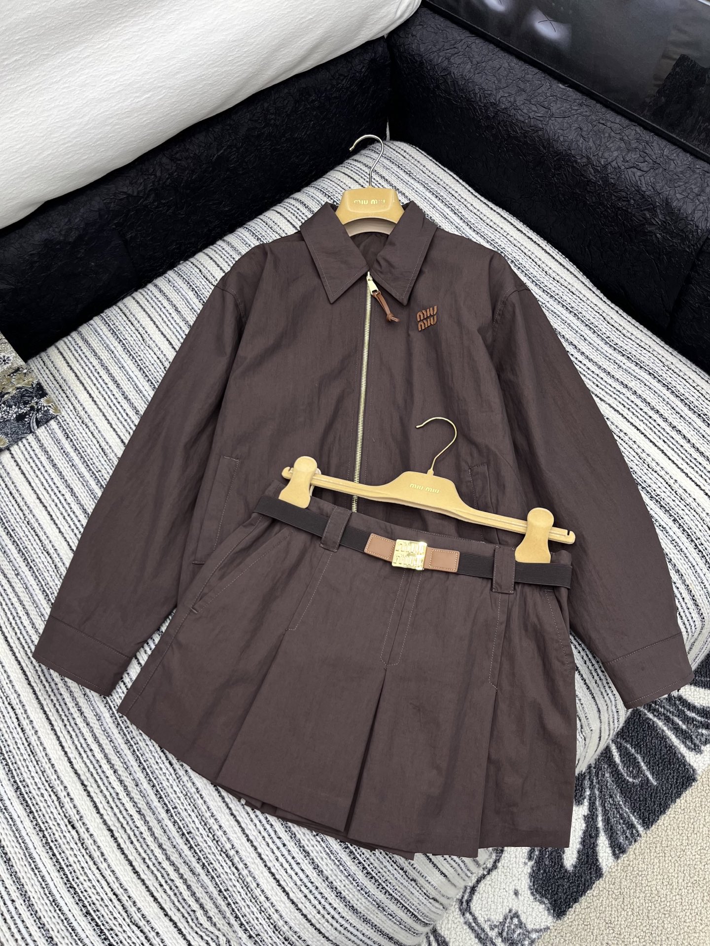 🛒𝐍𝐄𝐖 · 𝟐𝟎𝟐5/爆款现货

【原版定制】Miu Mi*｜25新款翻领拉链外套 系列款
颜色百搭高
