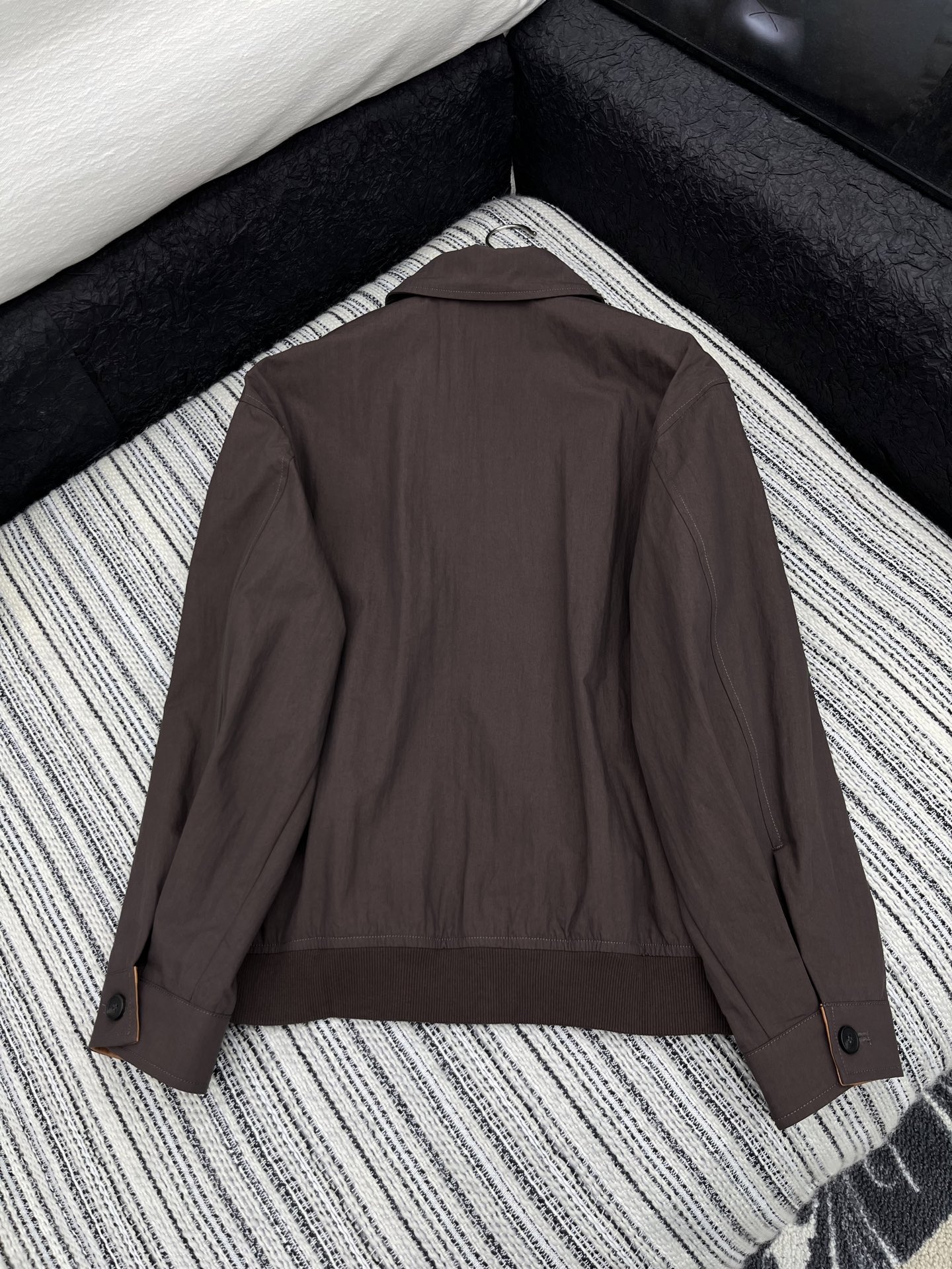 🛒𝐍𝐄𝐖 · 𝟐𝟎𝟐5/爆款现货

【原版定制】Miu Mi*｜25新款翻领拉链外套 系列款
颜色百搭高