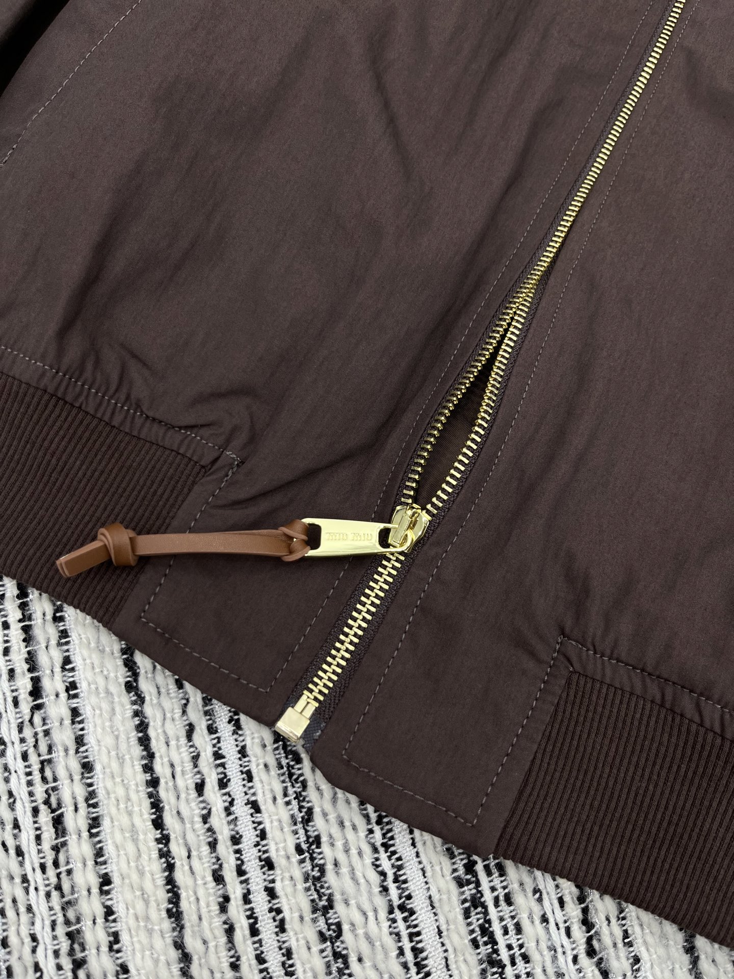 🛒𝐍𝐄𝐖 · 𝟐𝟎𝟐5/爆款现货

【原版定制】Miu Mi*｜25新款翻领拉链外套 系列款
颜色百搭高