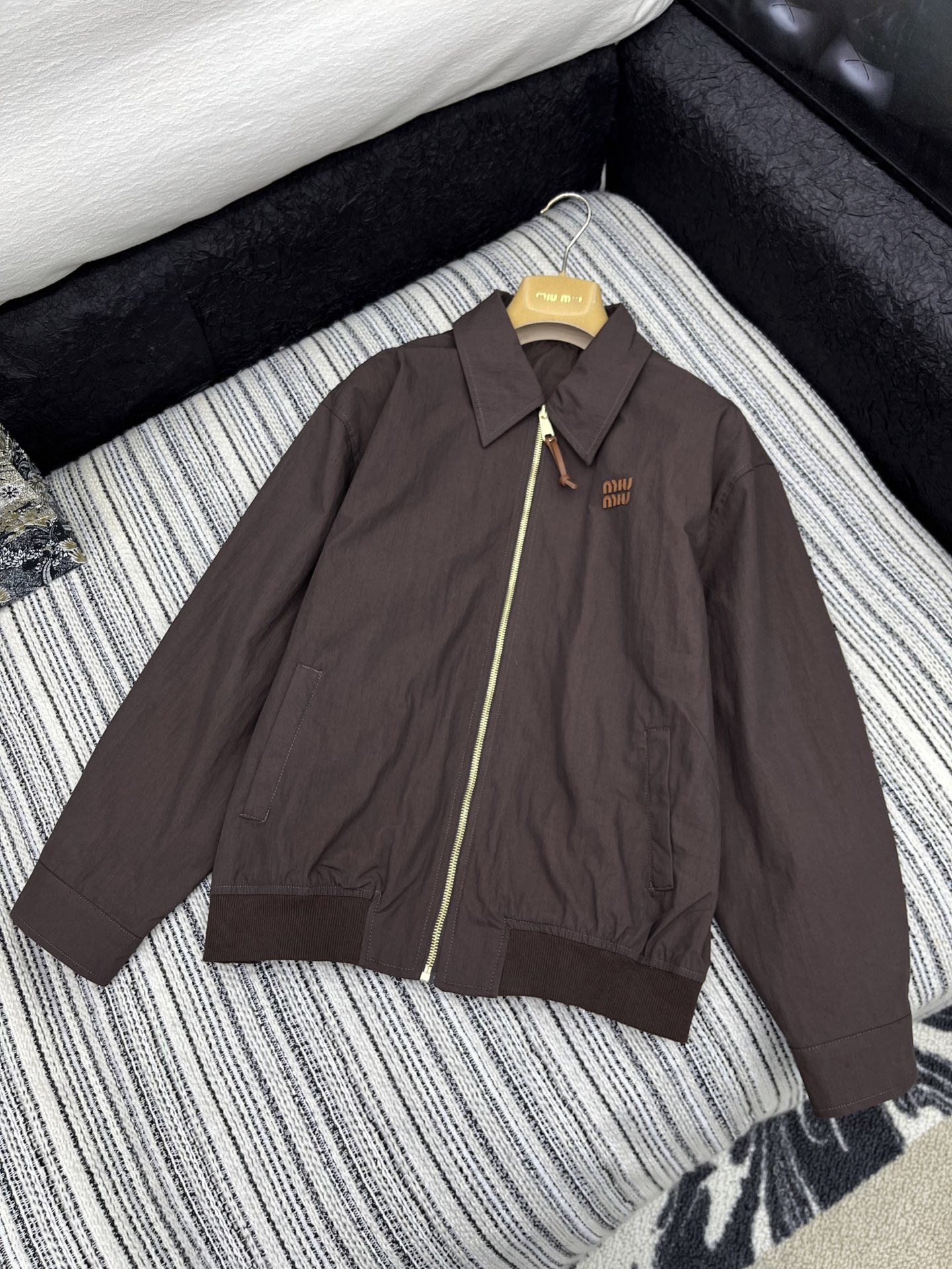 🛒𝐍𝐄𝐖 · 𝟐𝟎𝟐5/爆款现货

【原版定制】Miu Mi*｜25新款翻领拉链外套 系列款
颜色百搭高