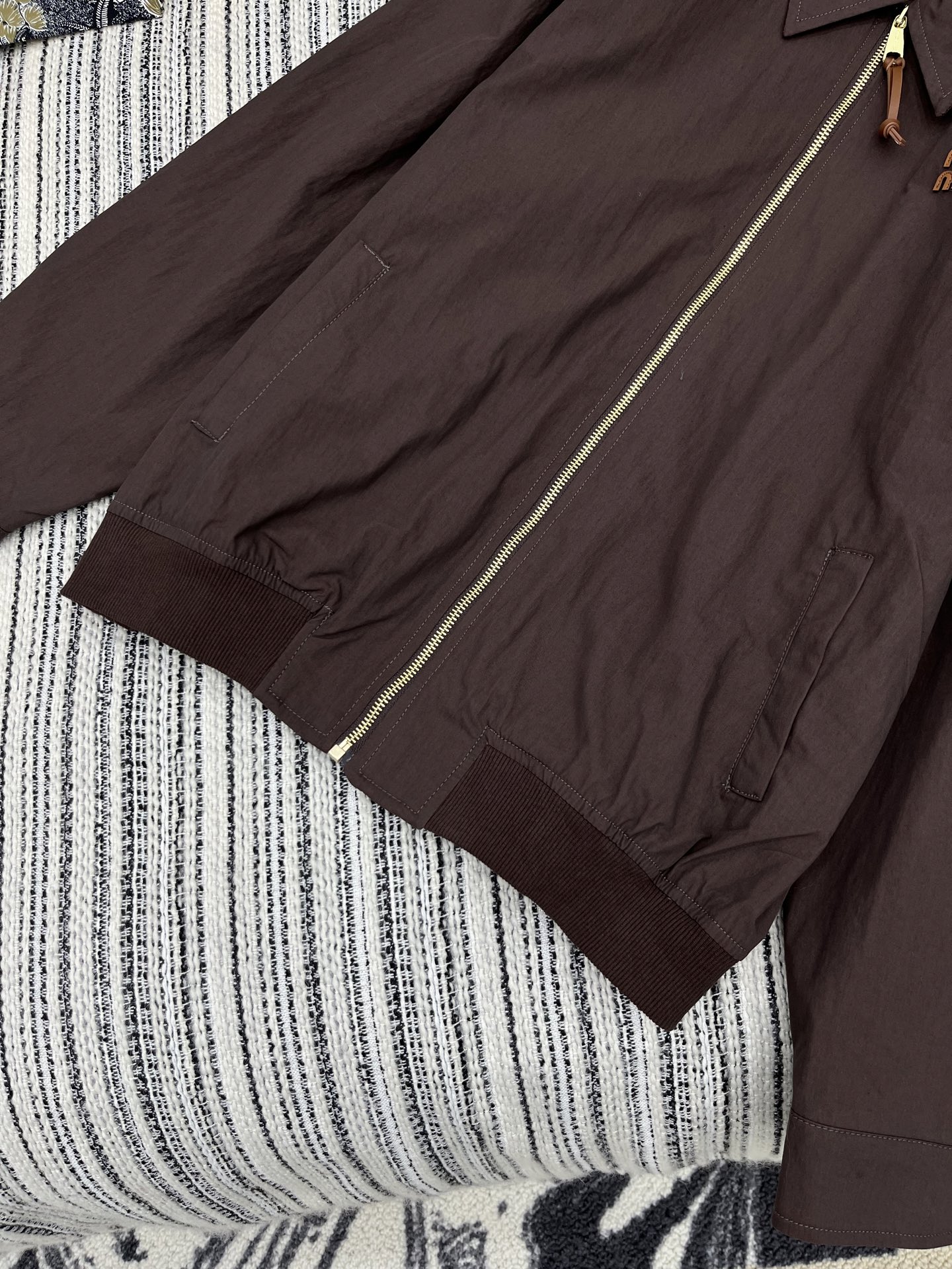 🛒𝐍𝐄𝐖 · 𝟐𝟎𝟐5/爆款现货

【原版定制】Miu Mi*｜25新款翻领拉链外套 系列款
颜色百搭高