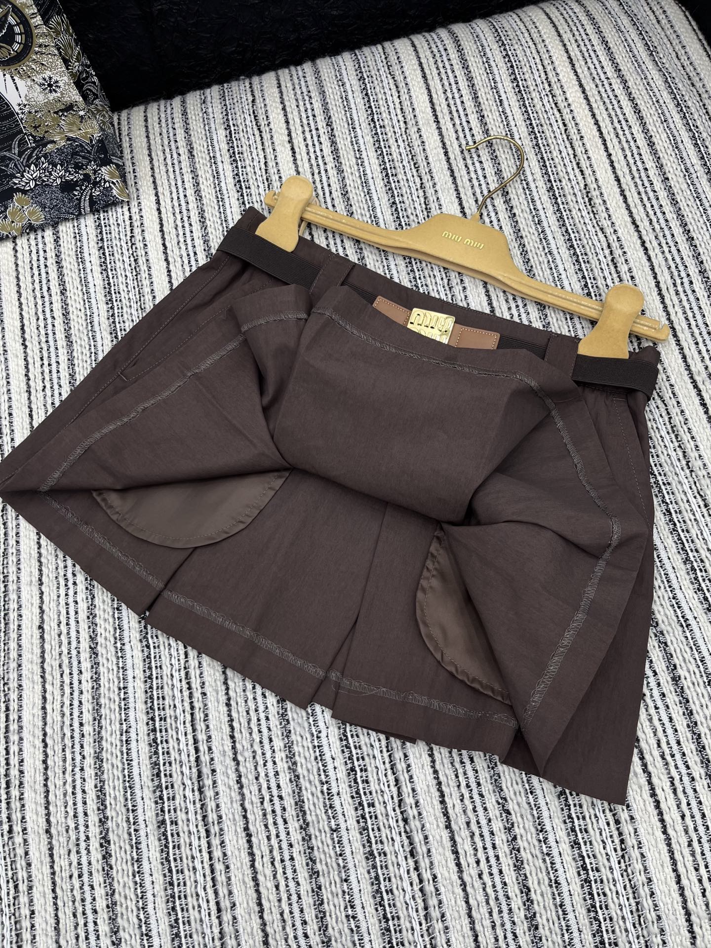 🛒𝐍𝐄𝐖 · 𝟐𝟎𝟐5/爆款现货

【原版定制】Miu Mi*｜25新款百褶半裙 系列款
颜色百搭高级 