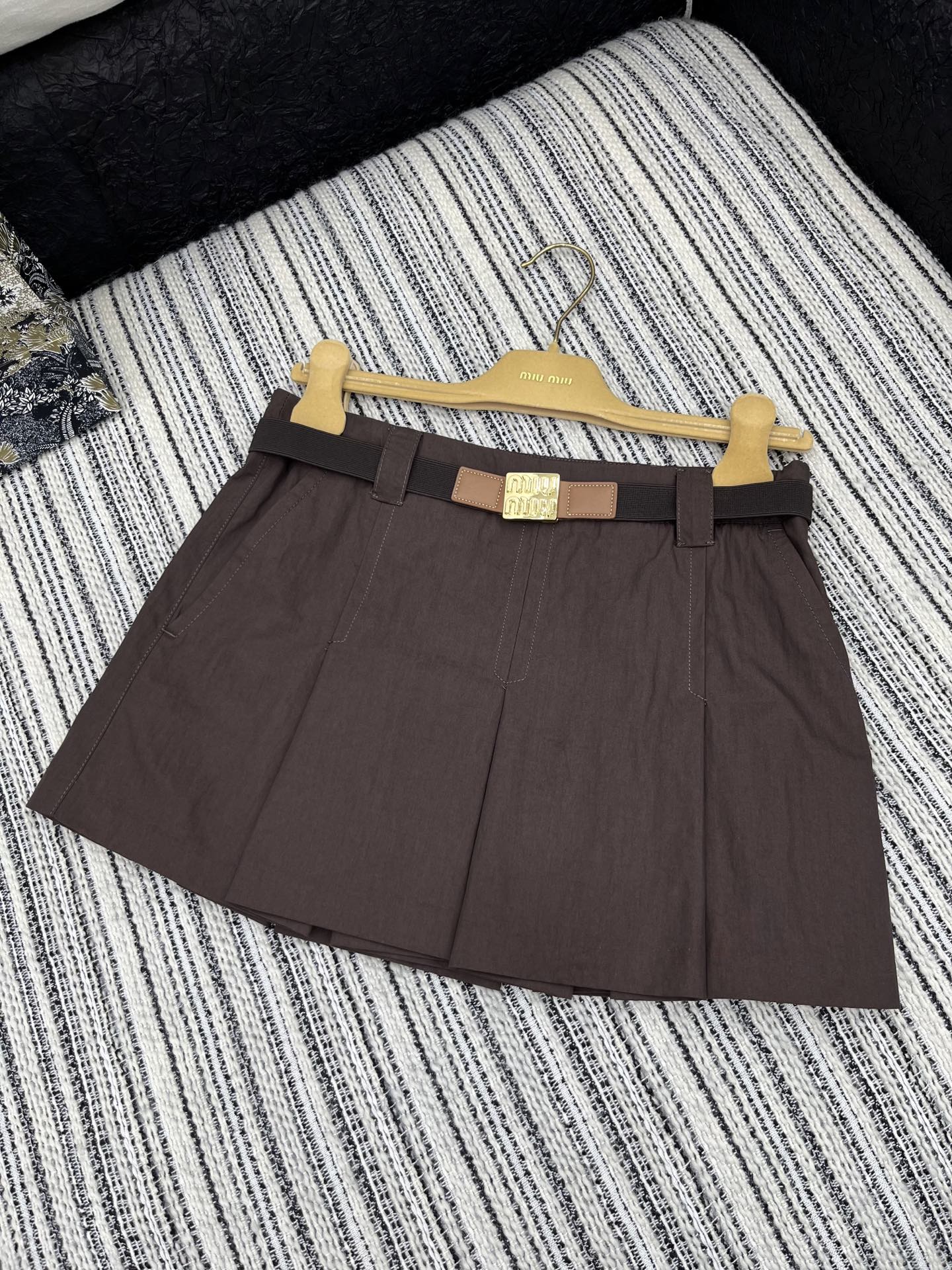 🛒𝐍𝐄𝐖 · 𝟐𝟎𝟐5/爆款现货

【原版定制】Miu Mi*｜25新款百褶半裙 系列款
颜色百搭高级 