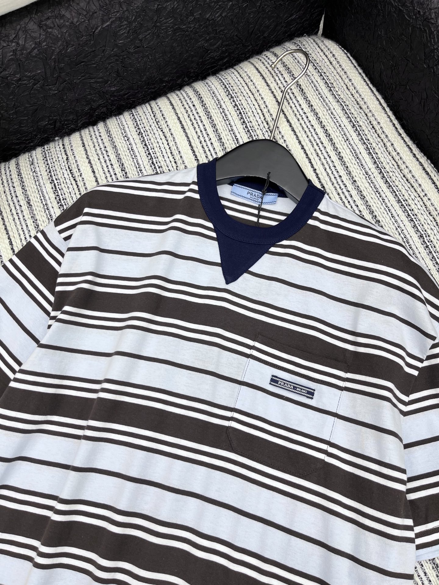 🛒𝐍𝐄𝐖 · 𝟐𝟎𝟐5/爆款现货

【原版定制】Prad*｜25春夏专柜短袖T
撞色圆领，条纹设计高级又