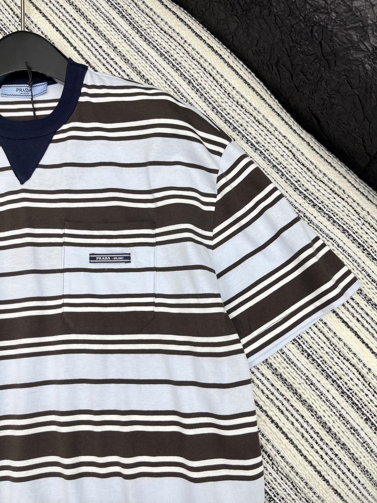 🛒𝐍𝐄𝐖 · 𝟐𝟎𝟐5/爆款现货

【原版定制】Prad*｜25春夏专柜短袖T
撞色圆领，条纹设计高级又