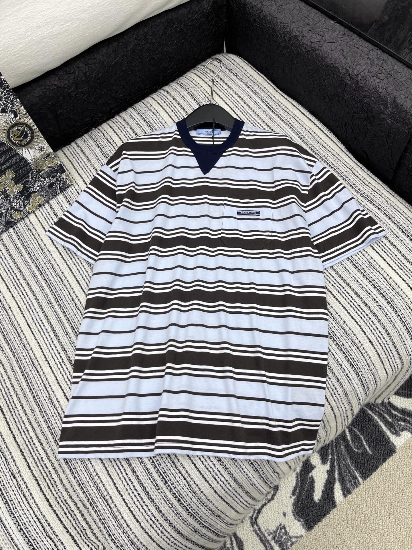 🛒𝐍𝐄𝐖 · 𝟐𝟎𝟐5/爆款现货

【原版定制】Prad*｜25春夏专柜短袖T
撞色圆领，条纹设计高级又