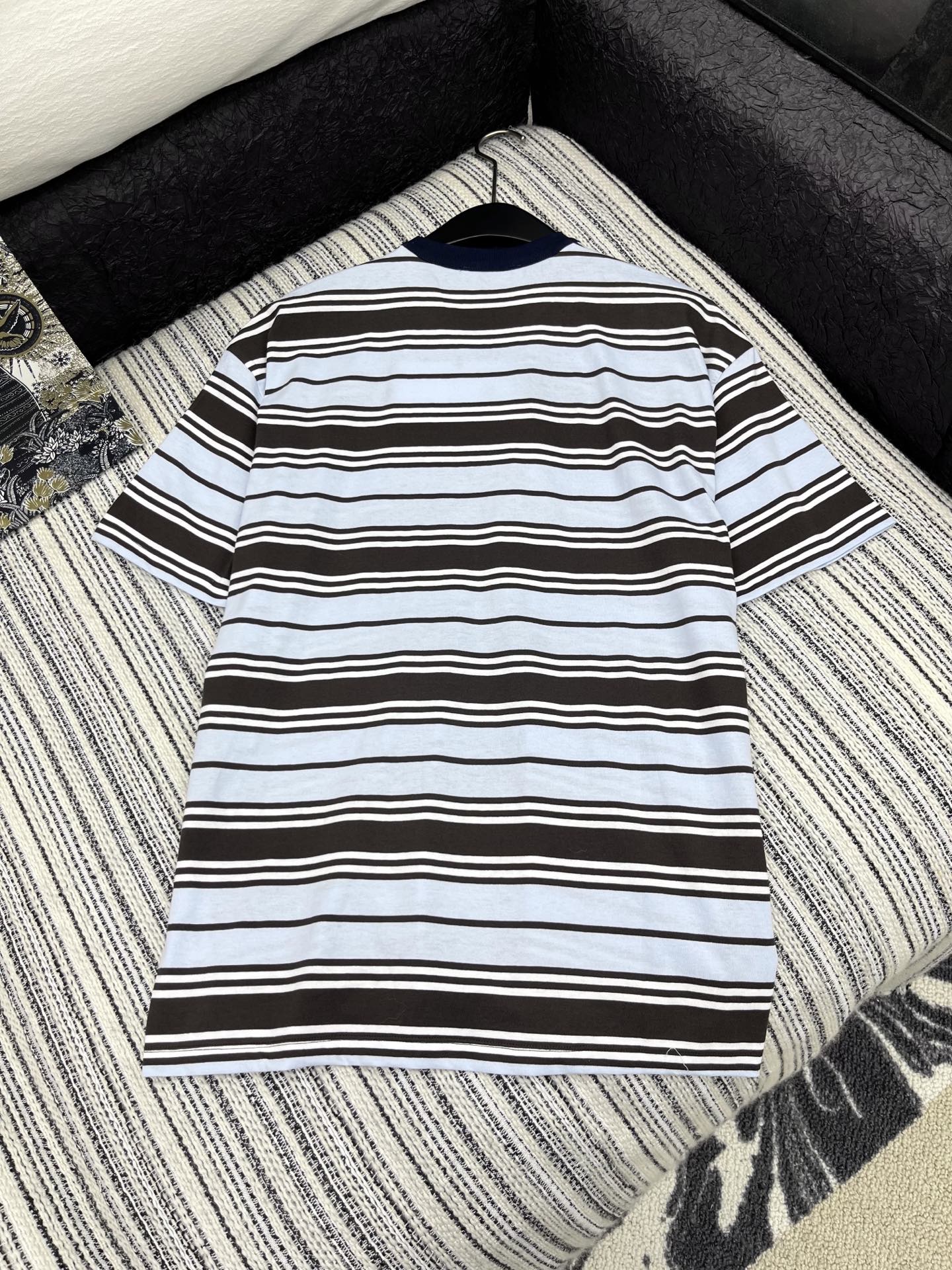 🛒𝐍𝐄𝐖 · 𝟐𝟎𝟐5/爆款现货

【原版定制】Prad*｜25春夏专柜短袖T
撞色圆领，条纹设计高级又