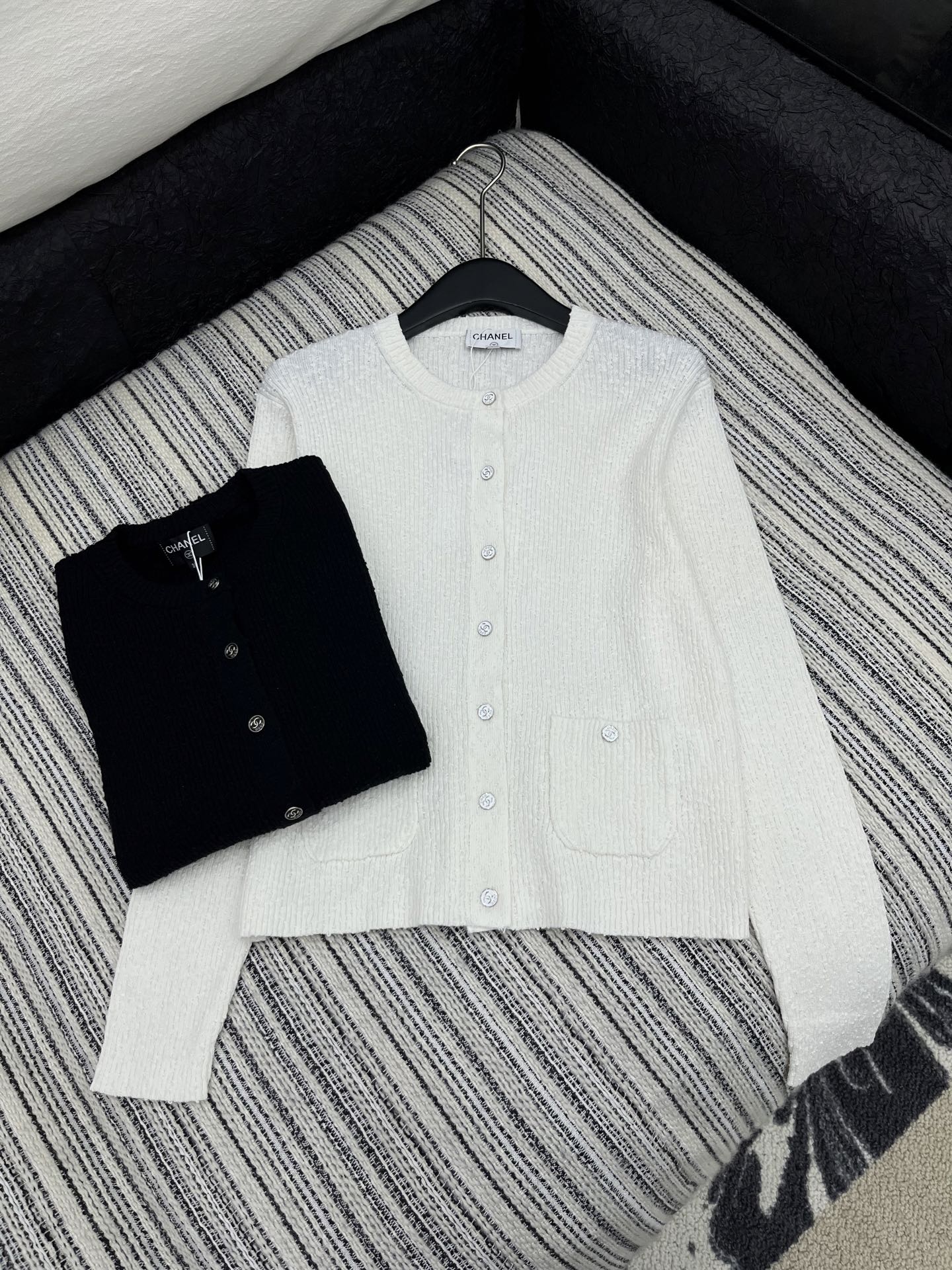 🛒𝐍𝐄𝐖 · 𝟐𝟎𝟐5/爆款现货

原单品质  Chane*｜ 2025秋冬新款圆领针织开衫
这款简直就