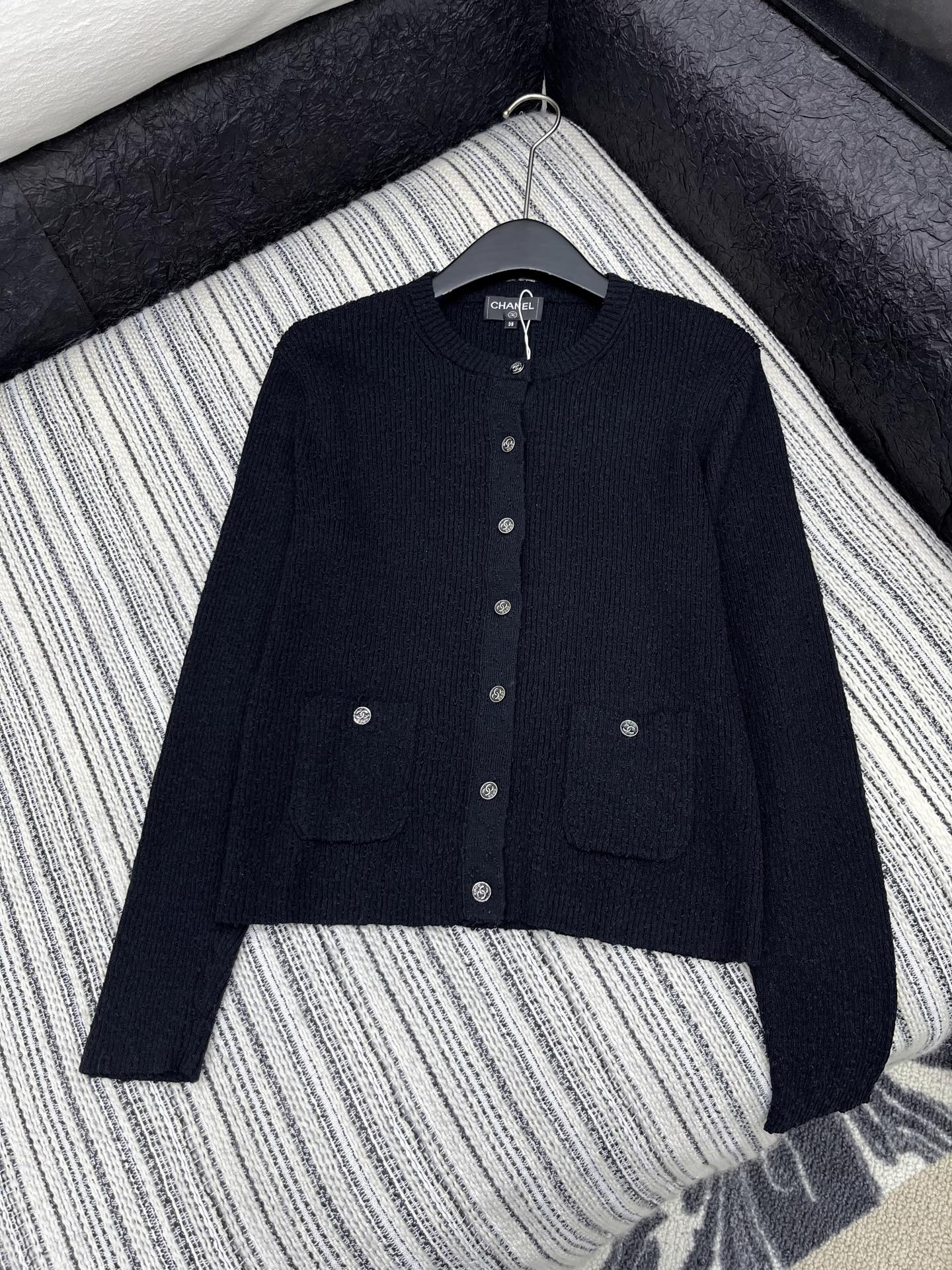 🛒𝐍𝐄𝐖 · 𝟐𝟎𝟐5/爆款现货

原单品质  Chane*｜ 2025秋冬新款圆领针织开衫
这款简直就