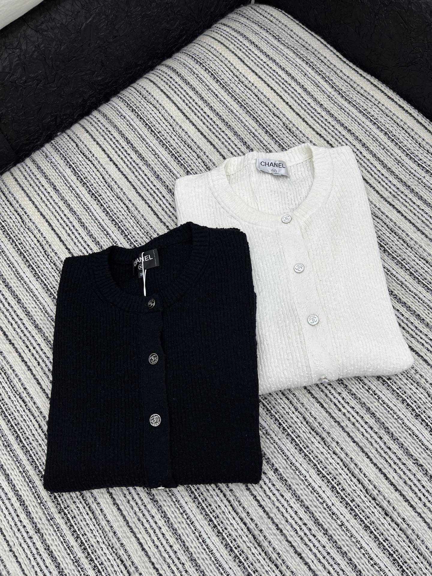 🛒𝐍𝐄𝐖 · 𝟐𝟎𝟐5/爆款现货

原单品质  Chane*｜ 2025秋冬新款圆领针织开衫
这款简直就