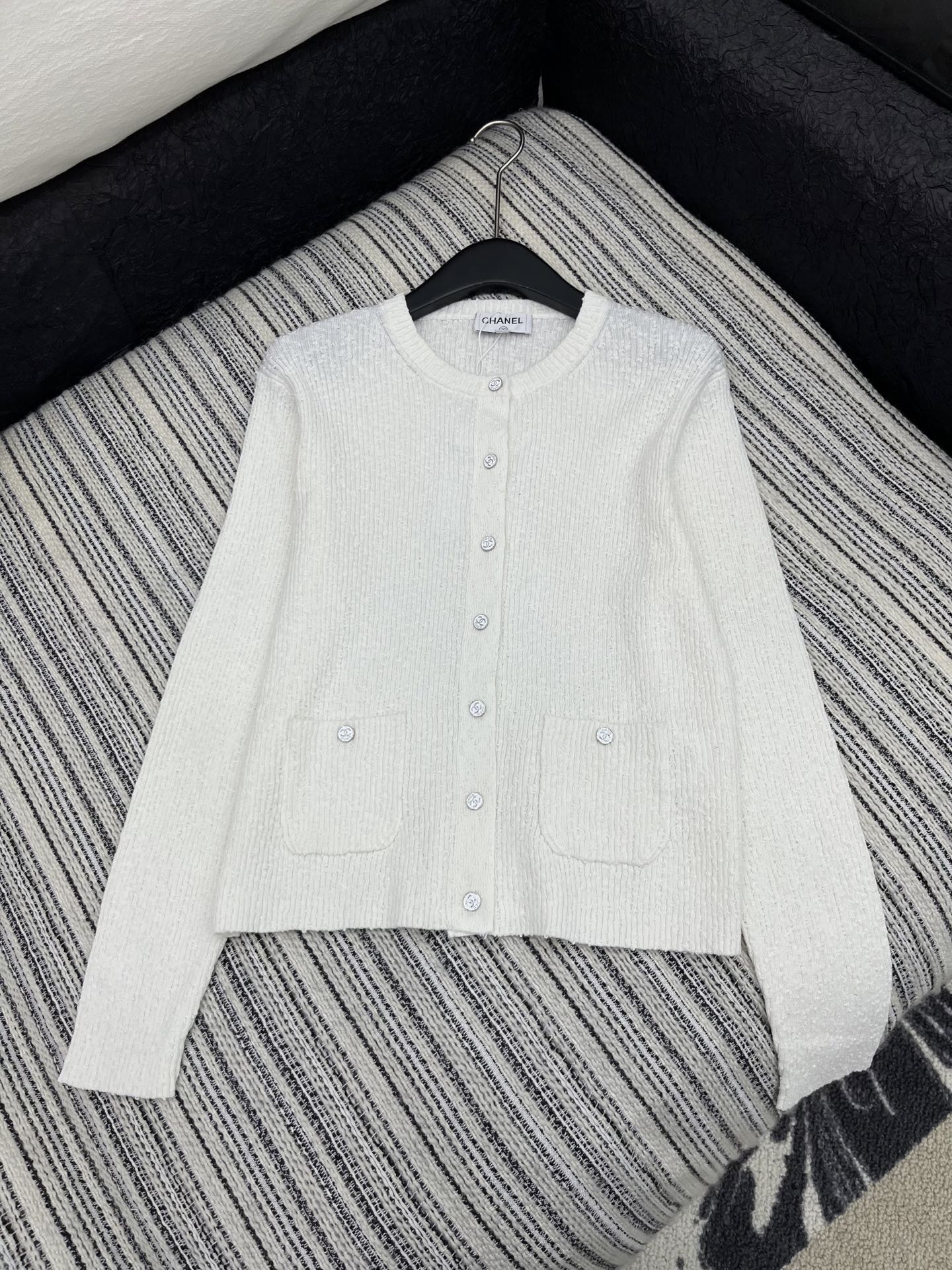 🛒𝐍𝐄𝐖 · 𝟐𝟎𝟐5/爆款现货

原单品质  Chane*｜ 2025秋冬新款圆领针织开衫
这款简直就