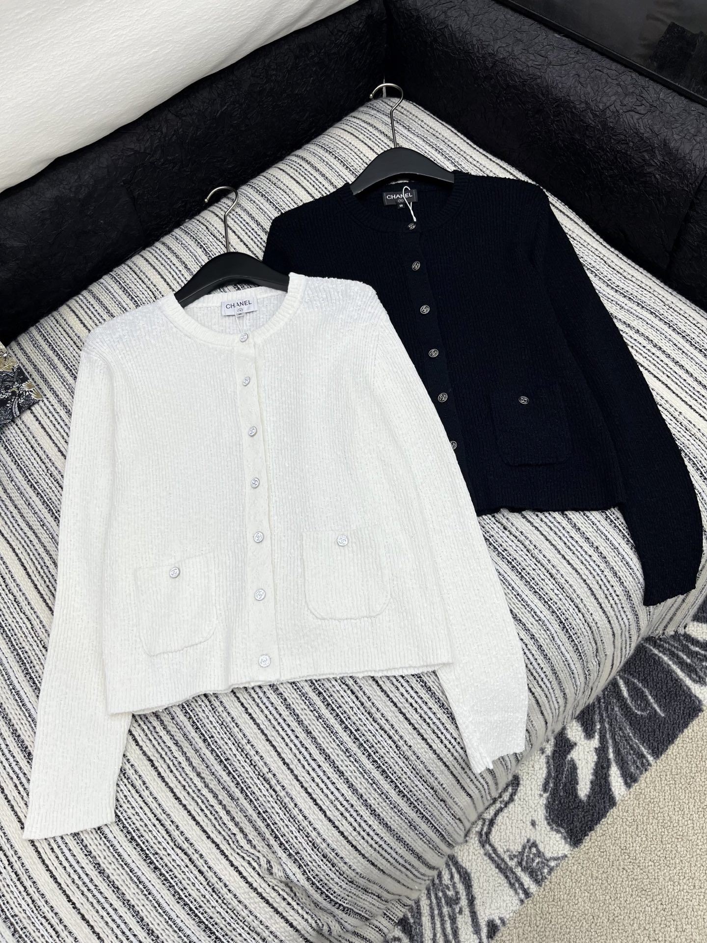 🛒𝐍𝐄𝐖 · 𝟐𝟎𝟐5/爆款现货

原单品质  Chane*｜ 2025秋冬新款圆领针织开衫
这款简直就