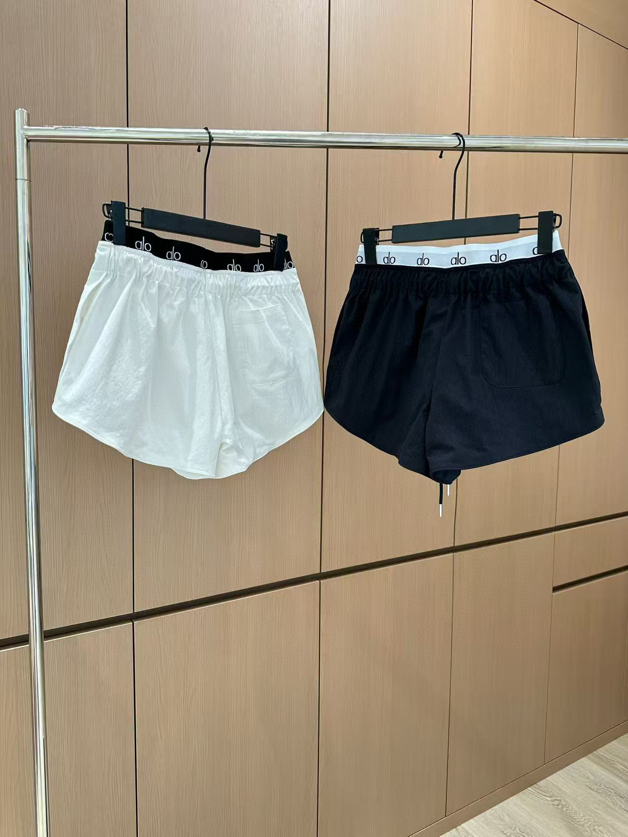 🛒𝐍𝐄𝐖 · 𝟐𝟎𝟐5/爆款现货

原单高品质  alo ｜25新款双腰头印花抽绳短裤
颜色百搭高级  