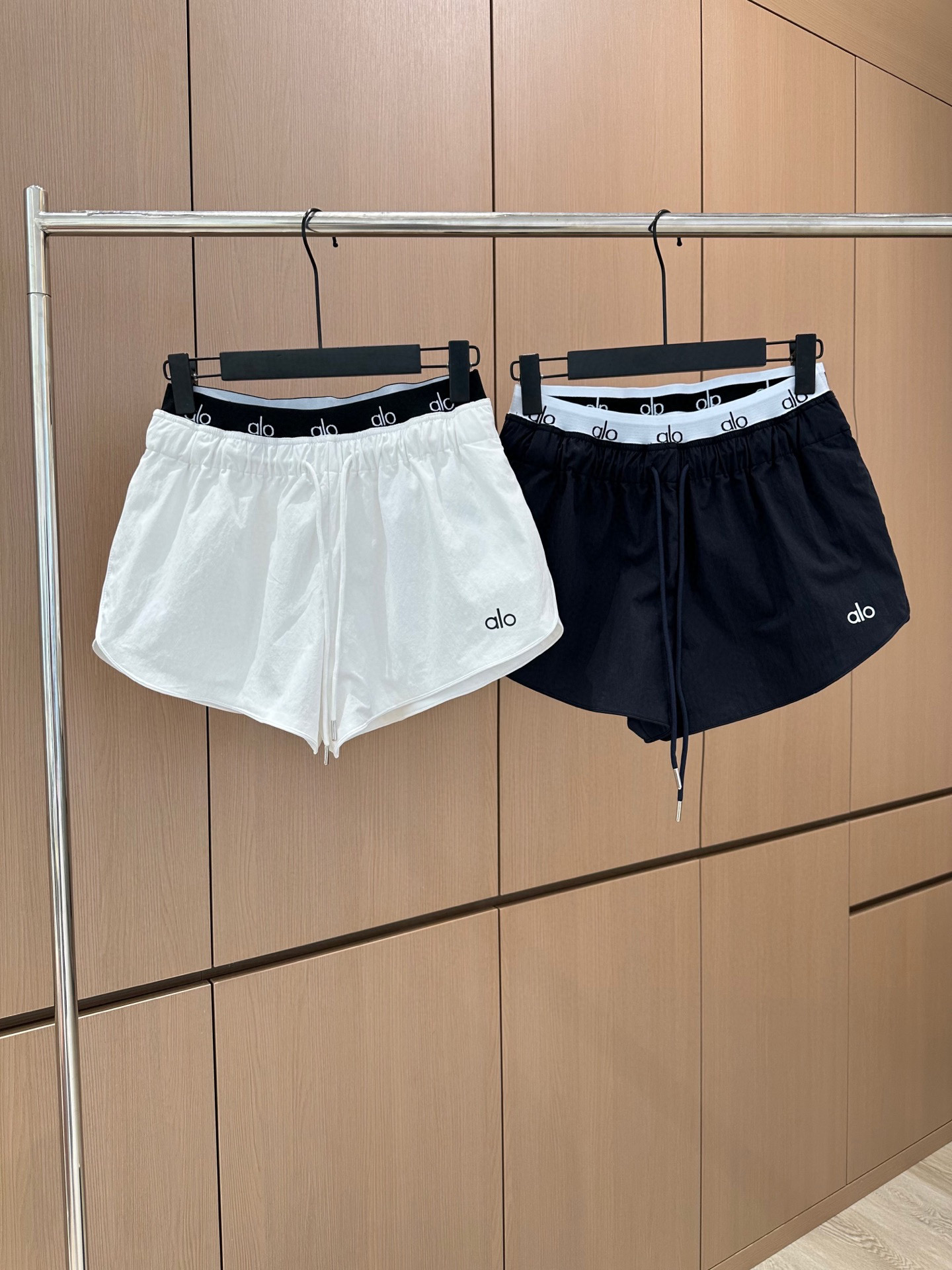 🛒𝐍𝐄𝐖 · 𝟐𝟎𝟐5/爆款现货

原单高品质  alo ｜25新款双腰头印花抽绳短裤
颜色百搭高级  