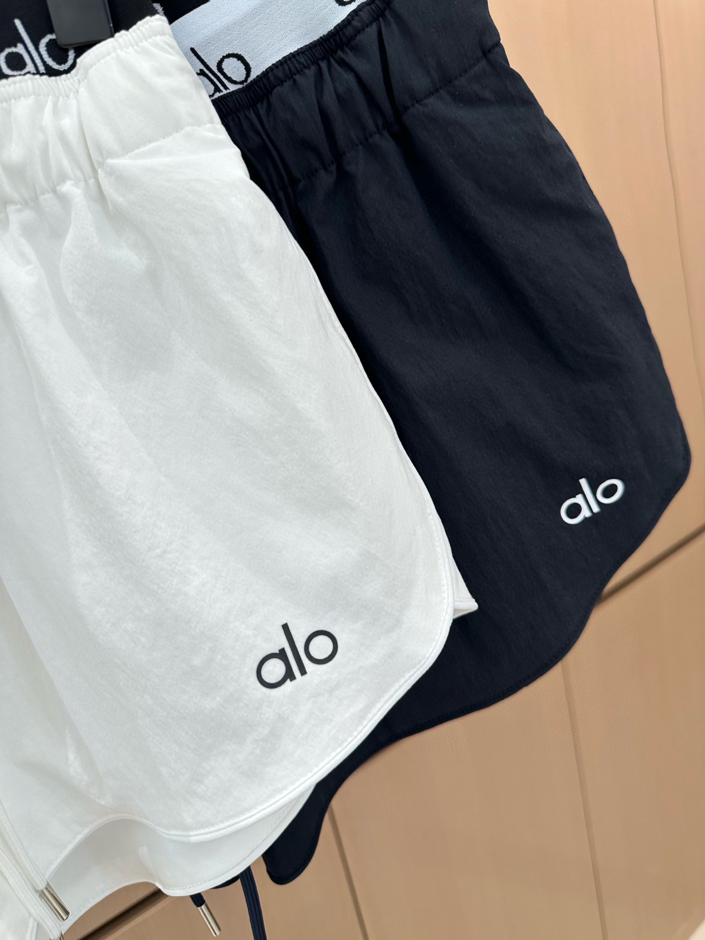 🛒𝐍𝐄𝐖 · 𝟐𝟎𝟐5/爆款现货

原单高品质  alo ｜25新款双腰头印花抽绳短裤
颜色百搭高级  