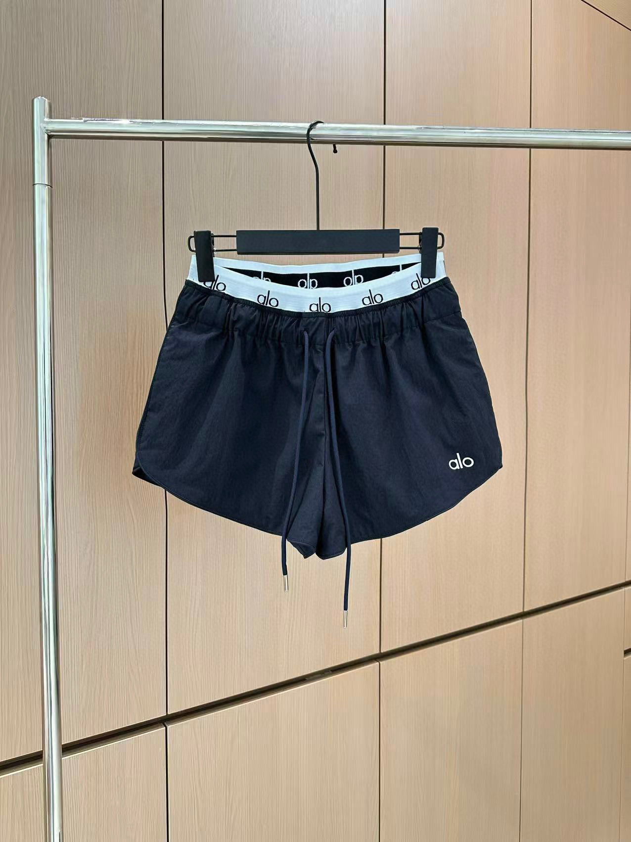 🛒𝐍𝐄𝐖 · 𝟐𝟎𝟐5/爆款现货

原单高品质  alo ｜25新款双腰头印花抽绳短裤
颜色百搭高级  